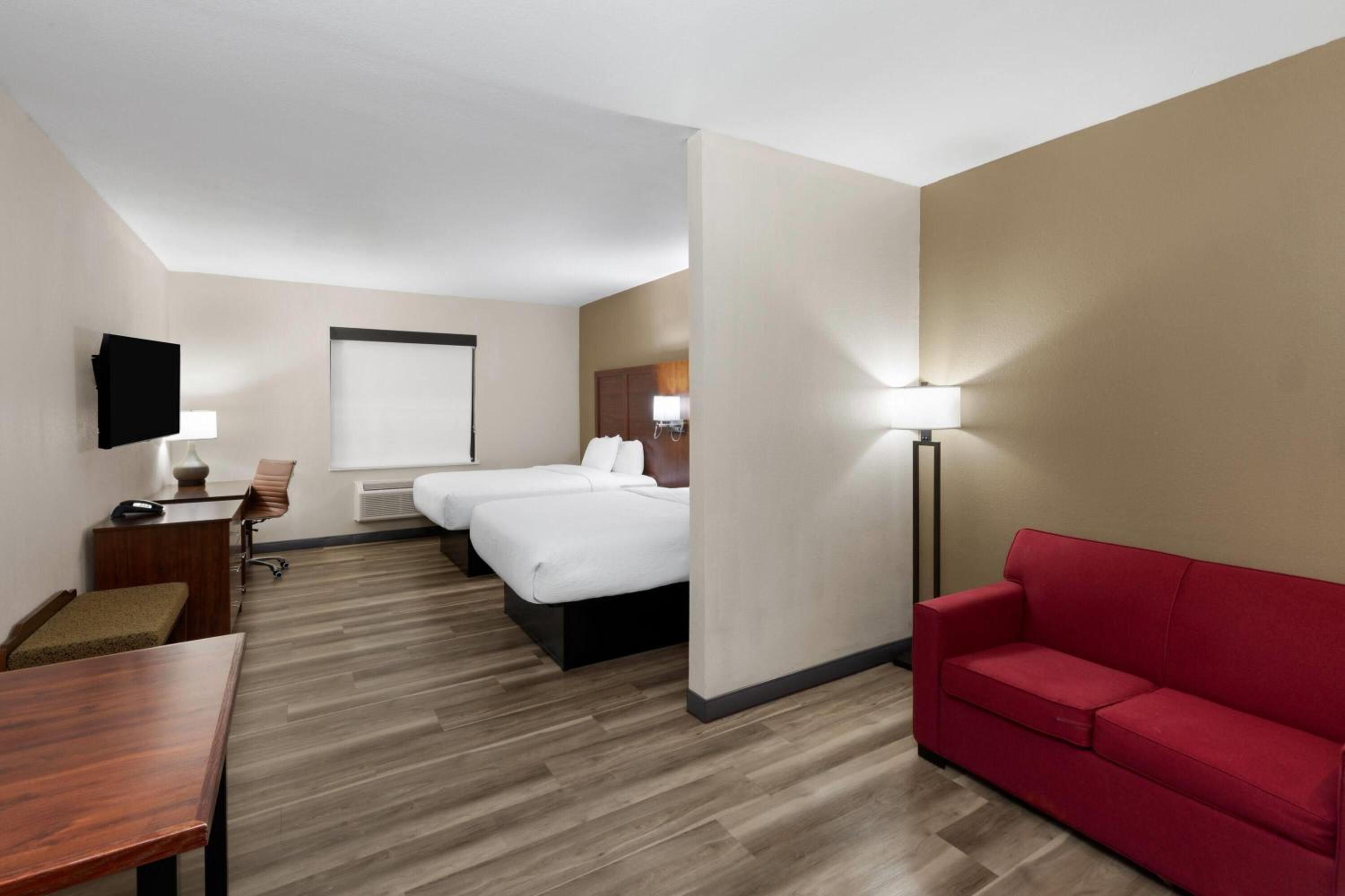Queen Suite with Two Queen Beds and Roll In Shower - Mobility Accessible/Non-Smoking photo 2