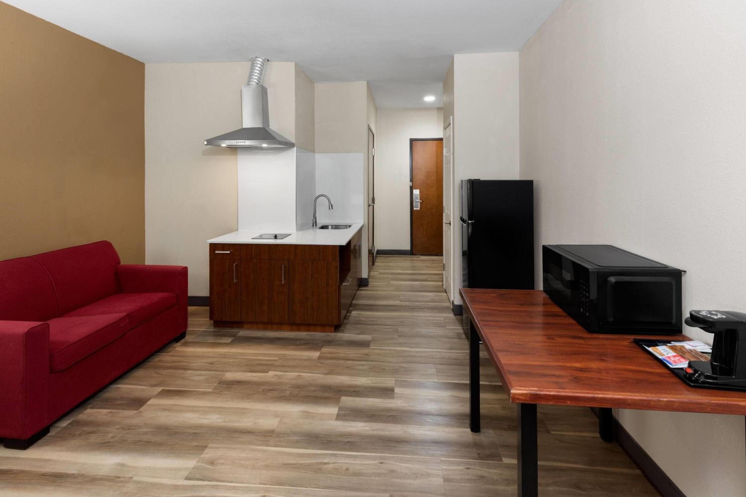 Queen Suite with Two Queen Beds and Roll In Shower - Mobility Accessible/Non-Smoking photo 3