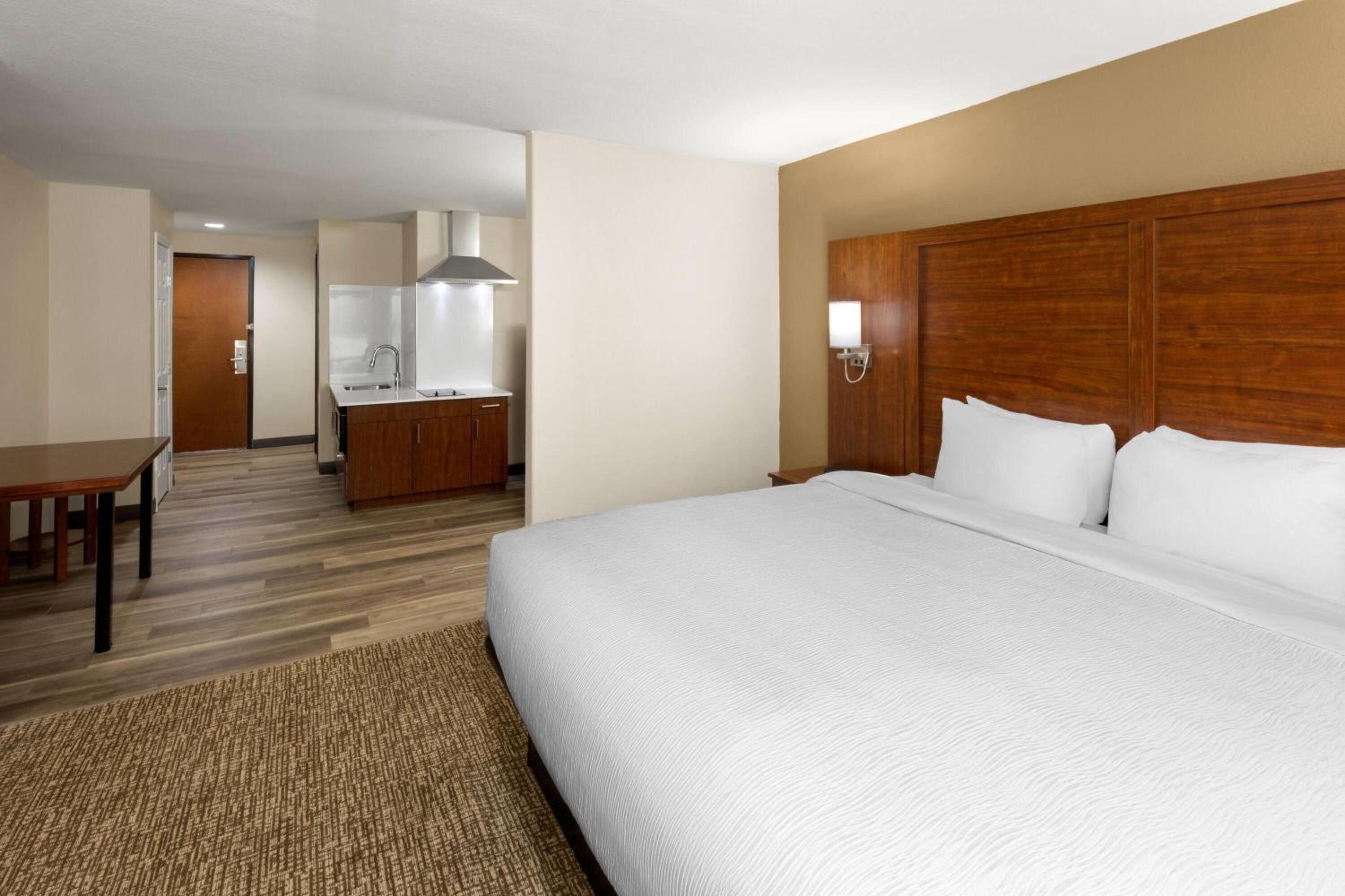King Suite with Kitchenette - Non-Smoking photo 3