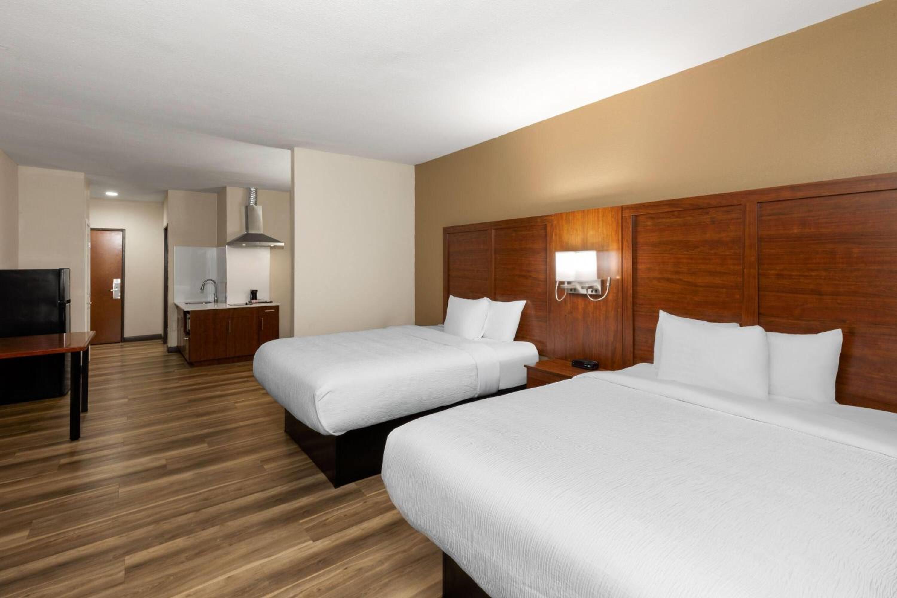 Queen Suite with Two Queen Beds and Kitchenette - Non-Smoking photo 3
