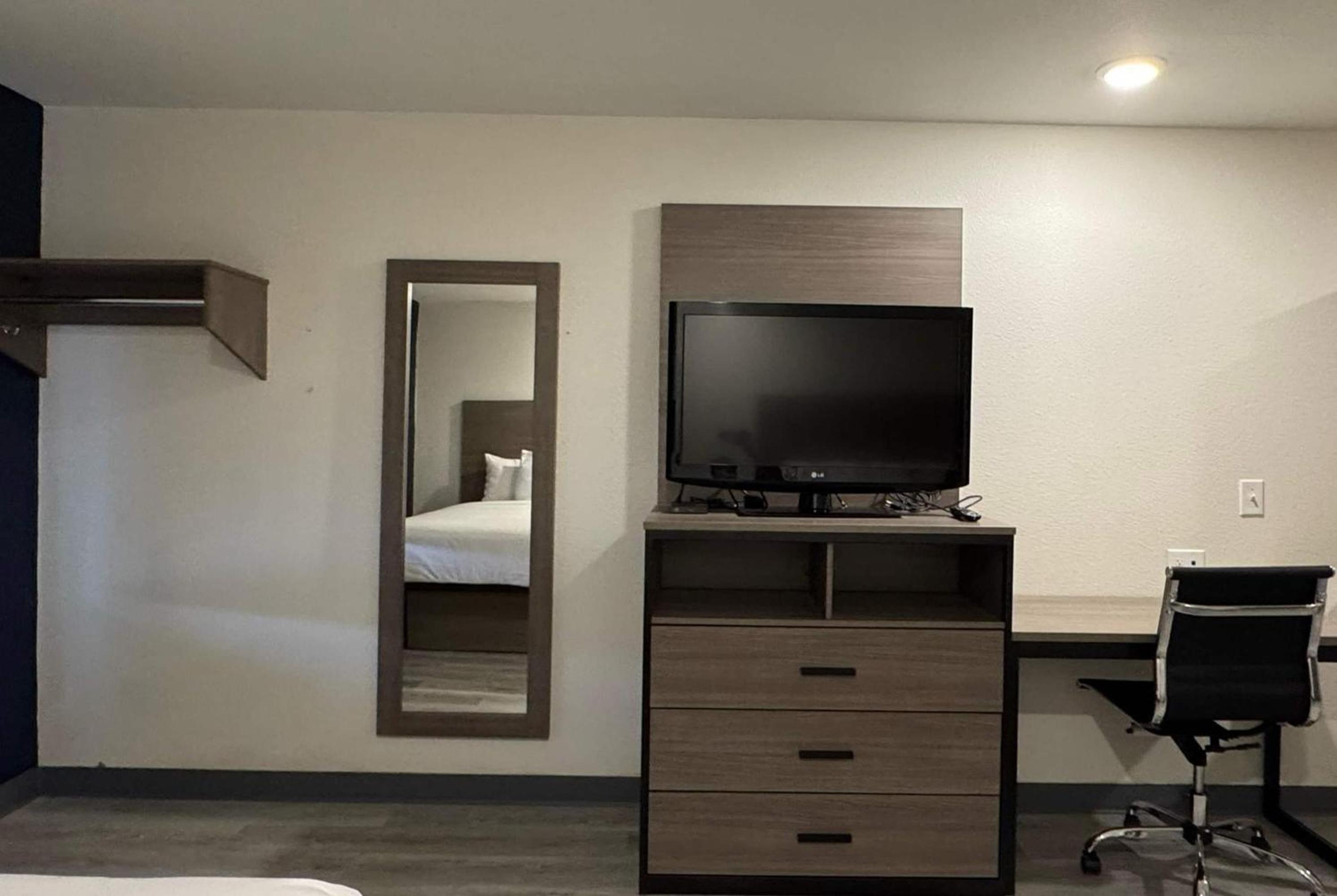 1 Queen Bed, Efficiency Suite, Non-Smoking photo 1