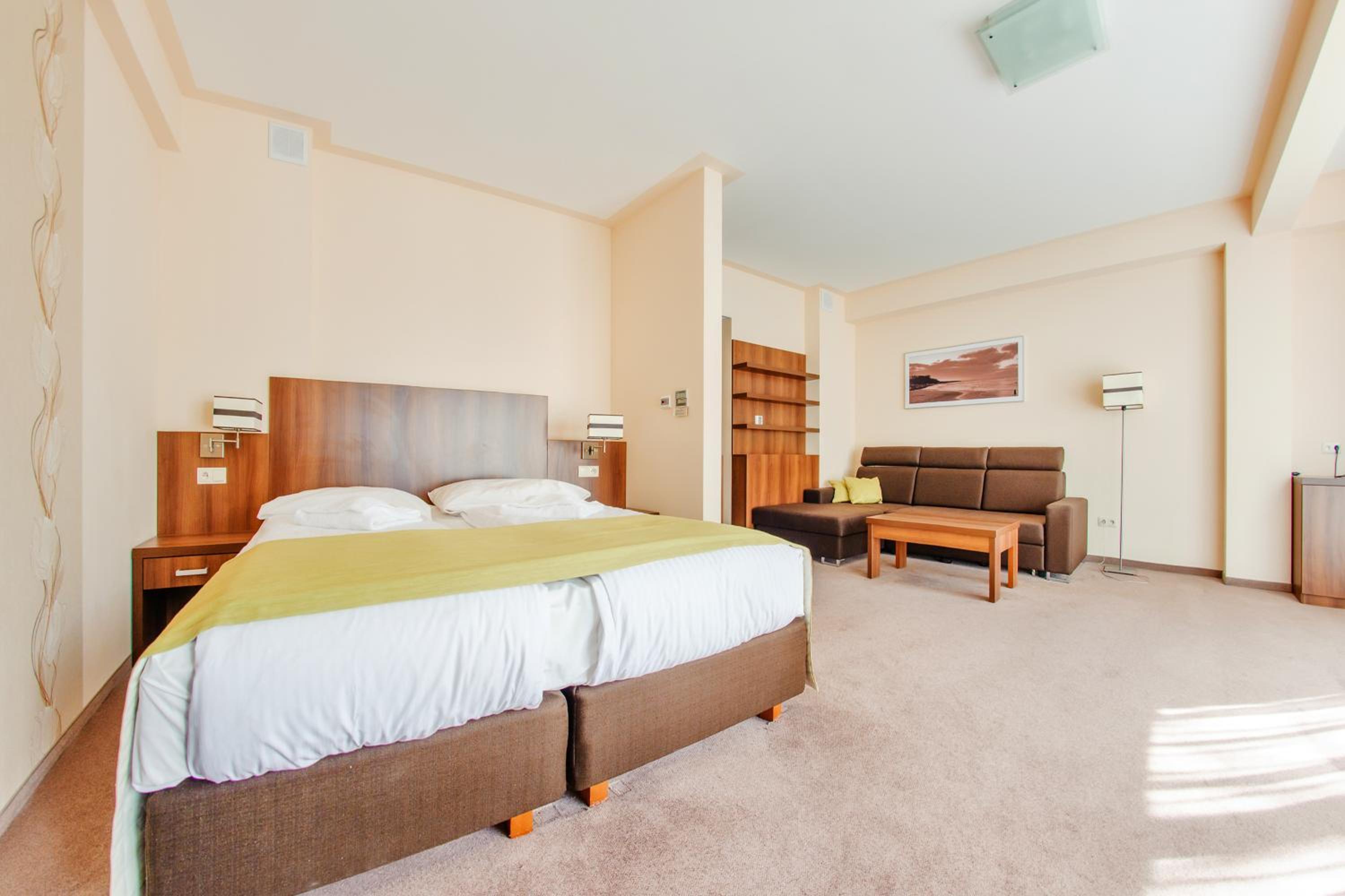 Studio Apartment - Photo 1