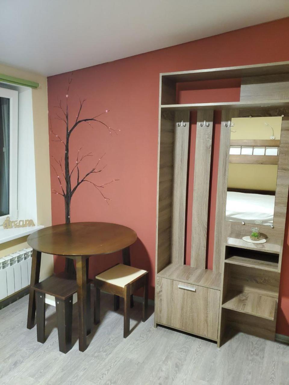 Queen Room with Shared Bathroom photo 3