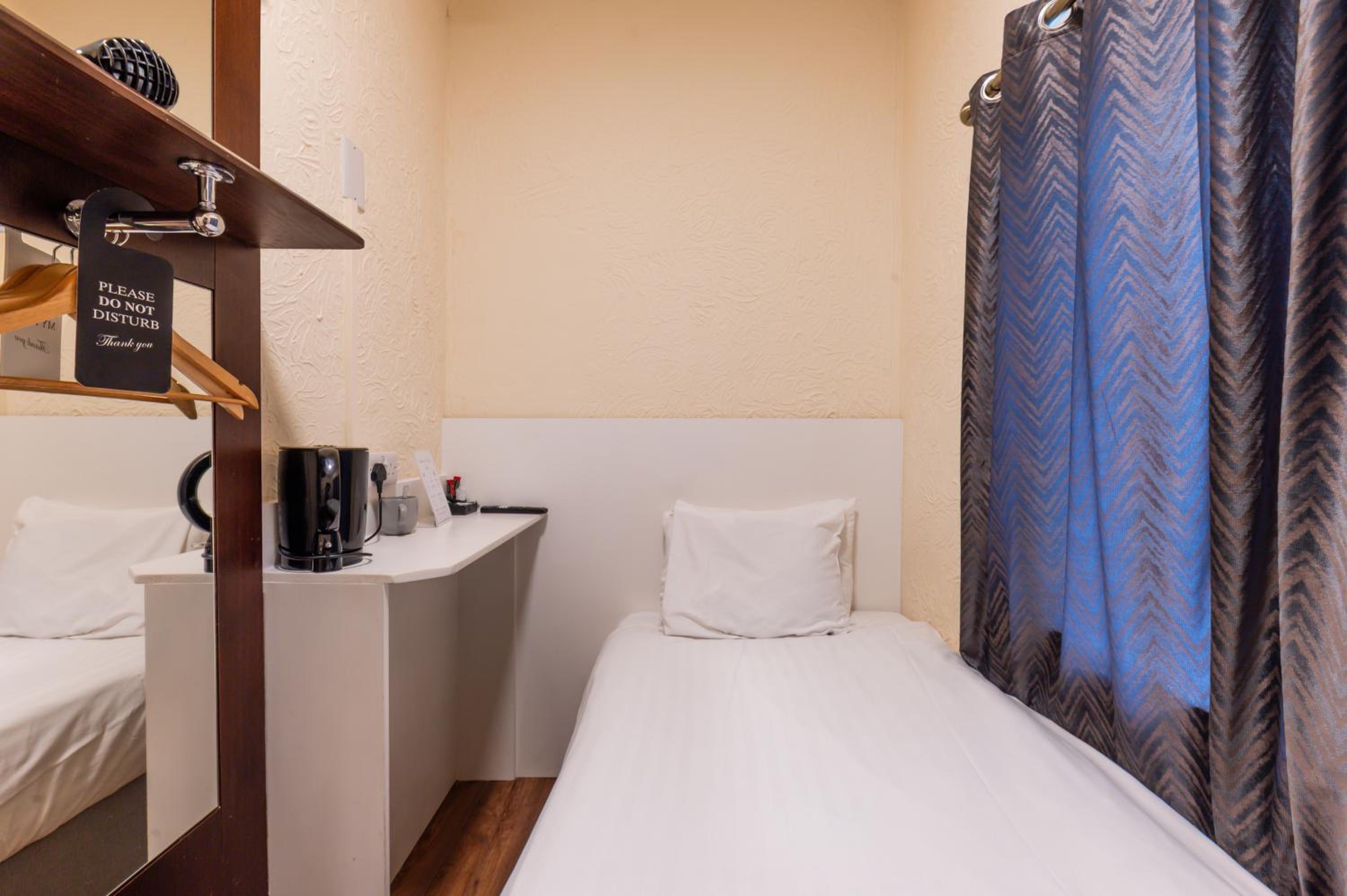 Single Room with Shared Bathroom photo 2