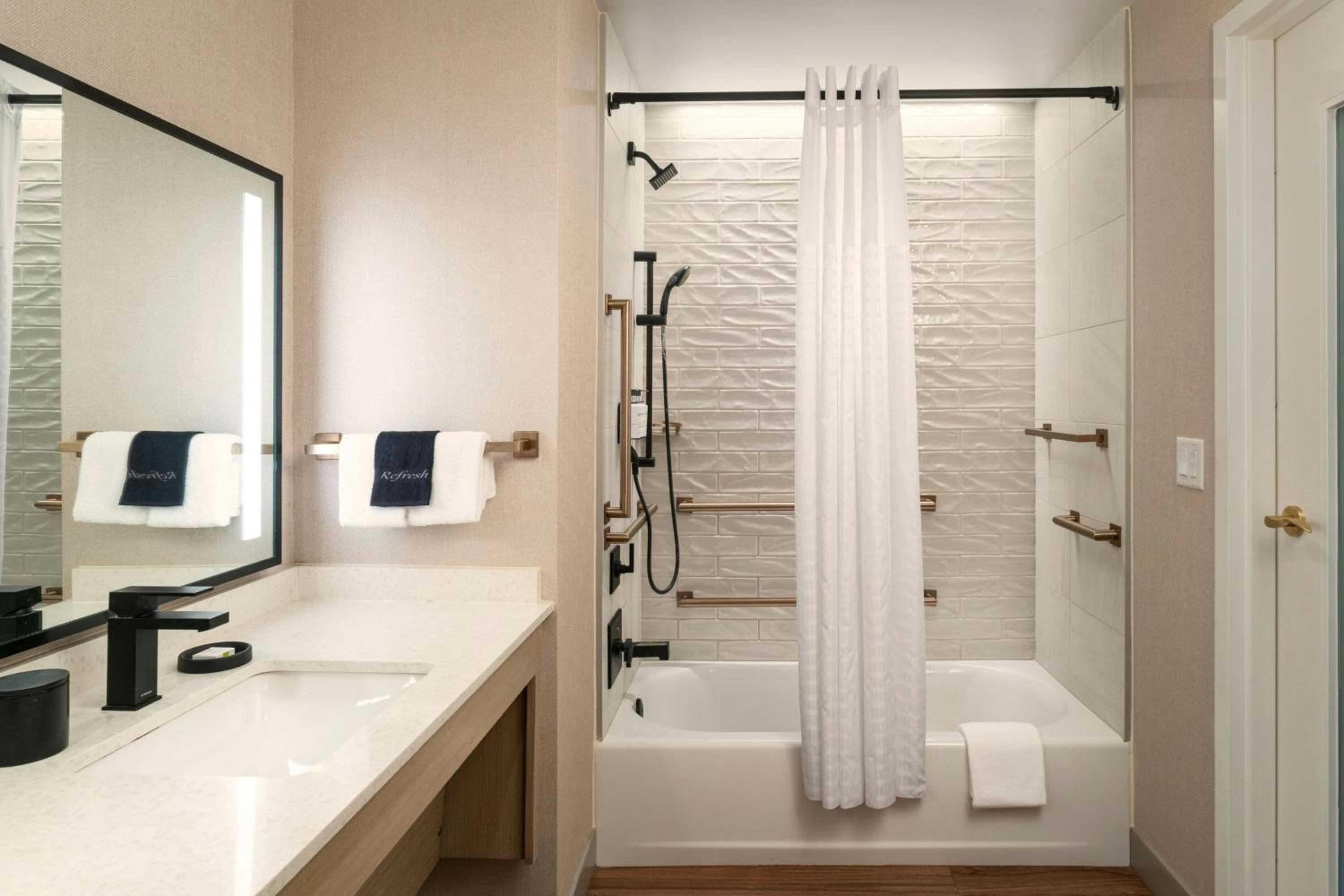 Standard King Room with Adapted Tub - Mobility Accessible - Photo 6