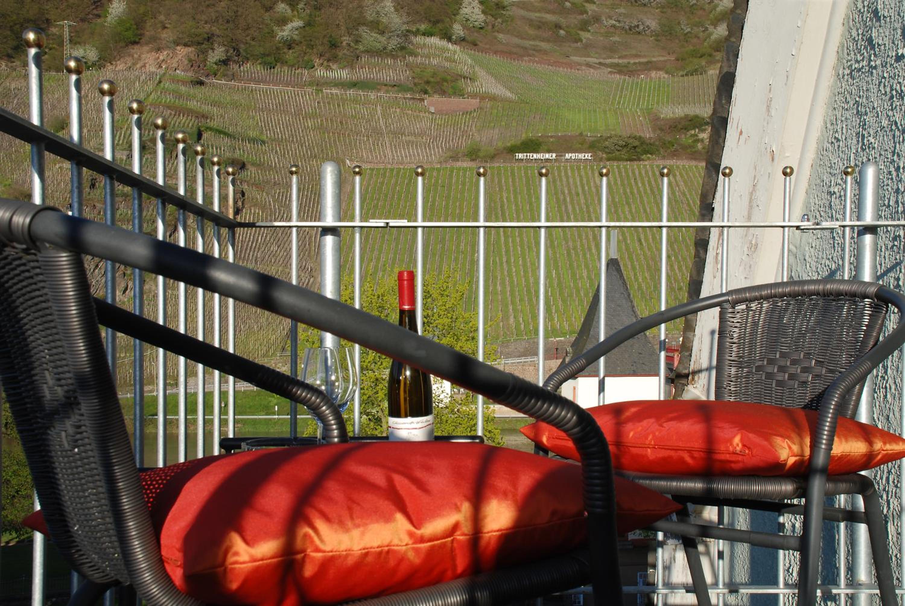 Double Room with Balcony - Photo 8