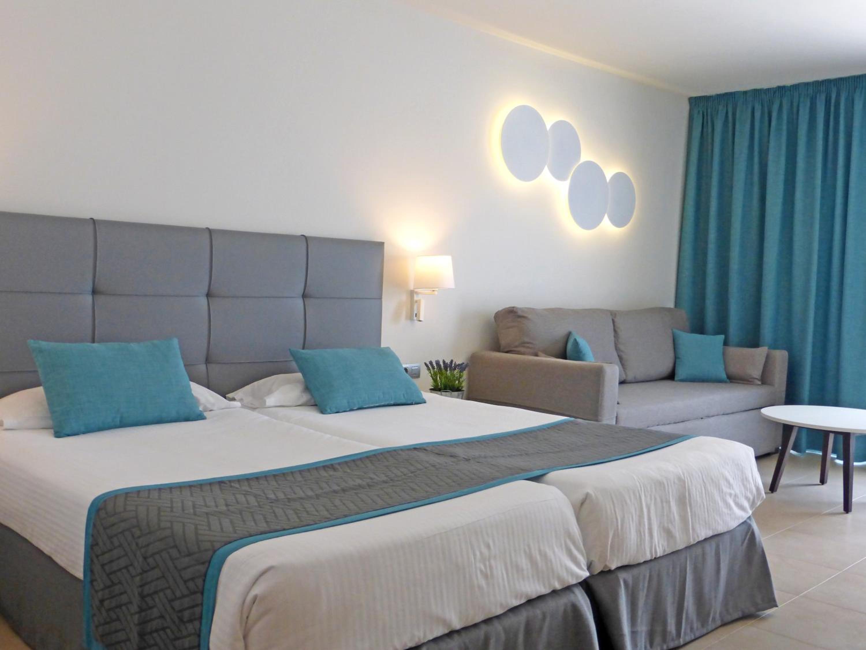 Double or Twin Room with Side Sea View thumbnail 6