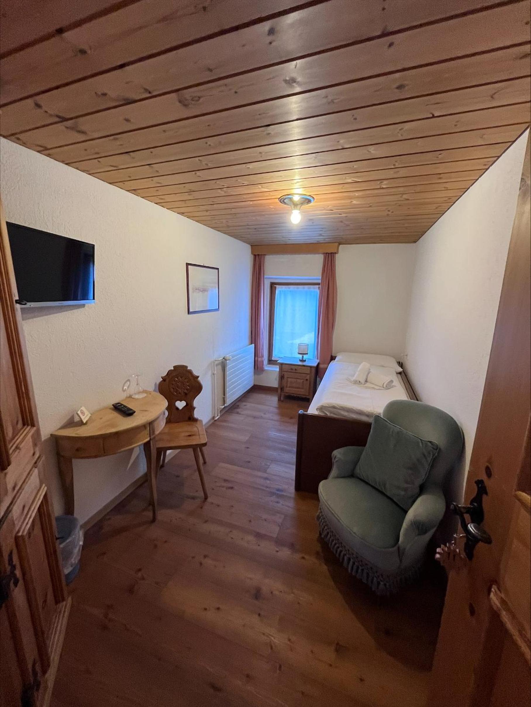 Single Room with Shared Toilet