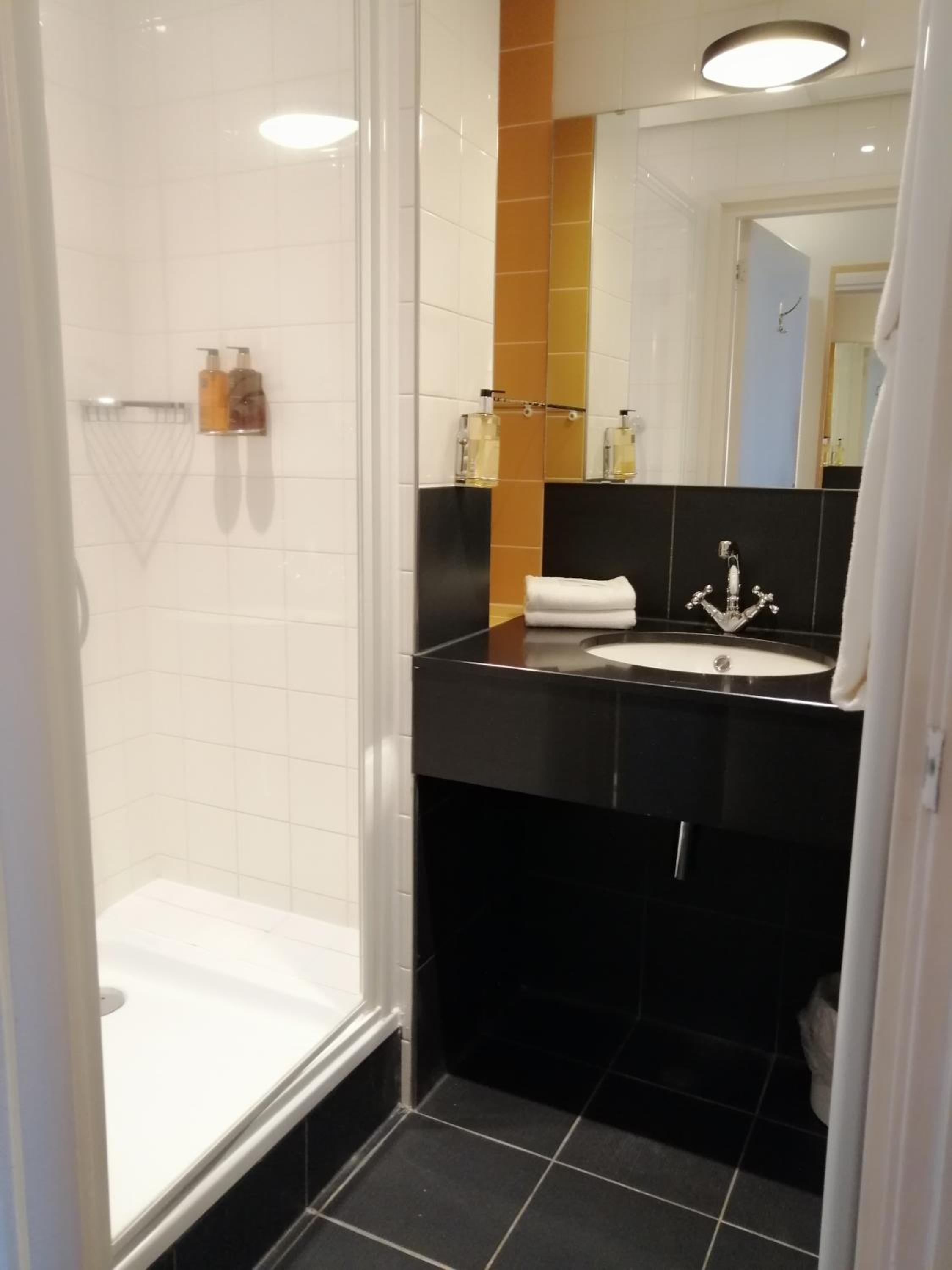 Standard Double Room - Photo 2