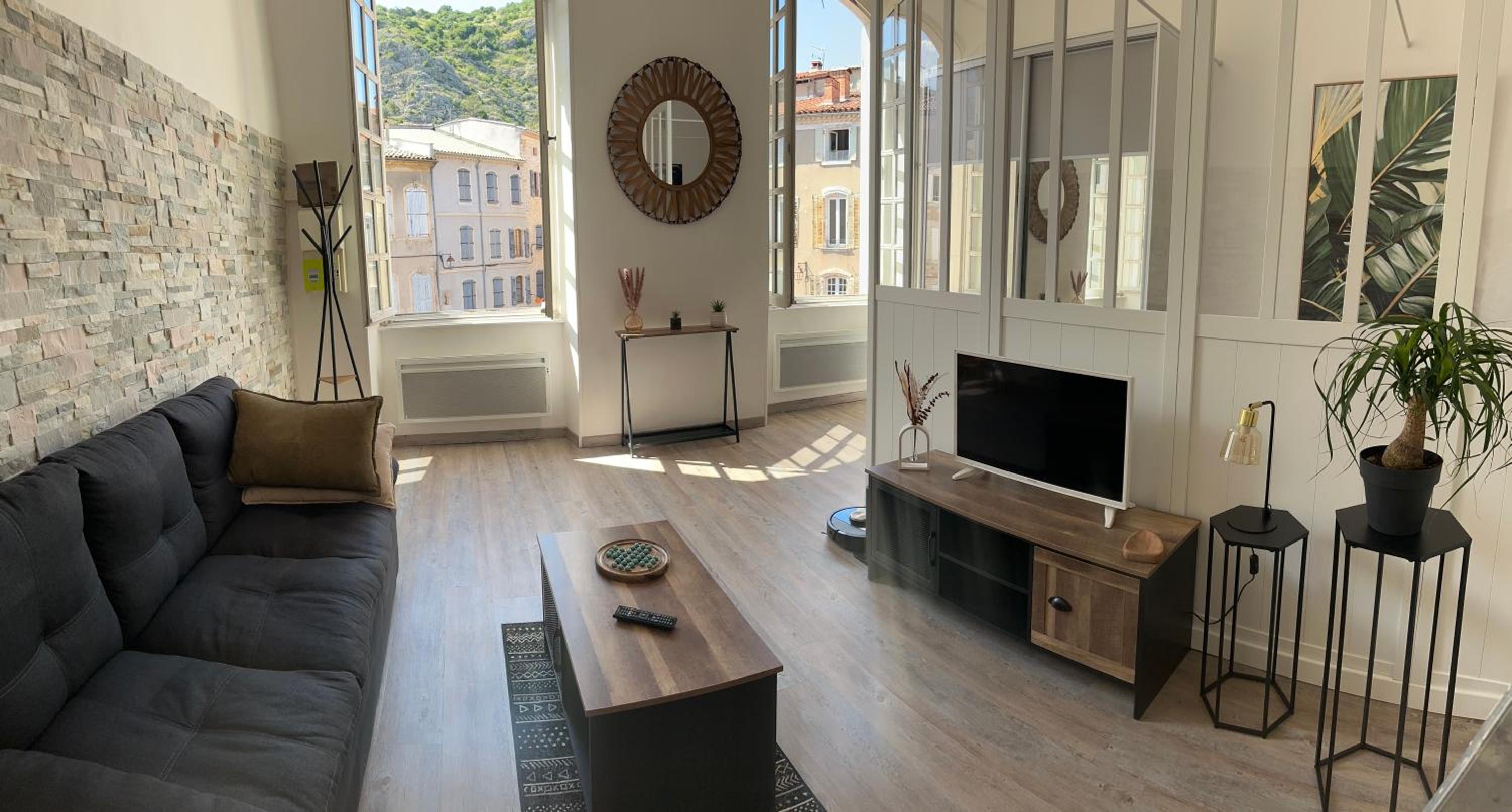 One-Bedroom Apartment photo 1