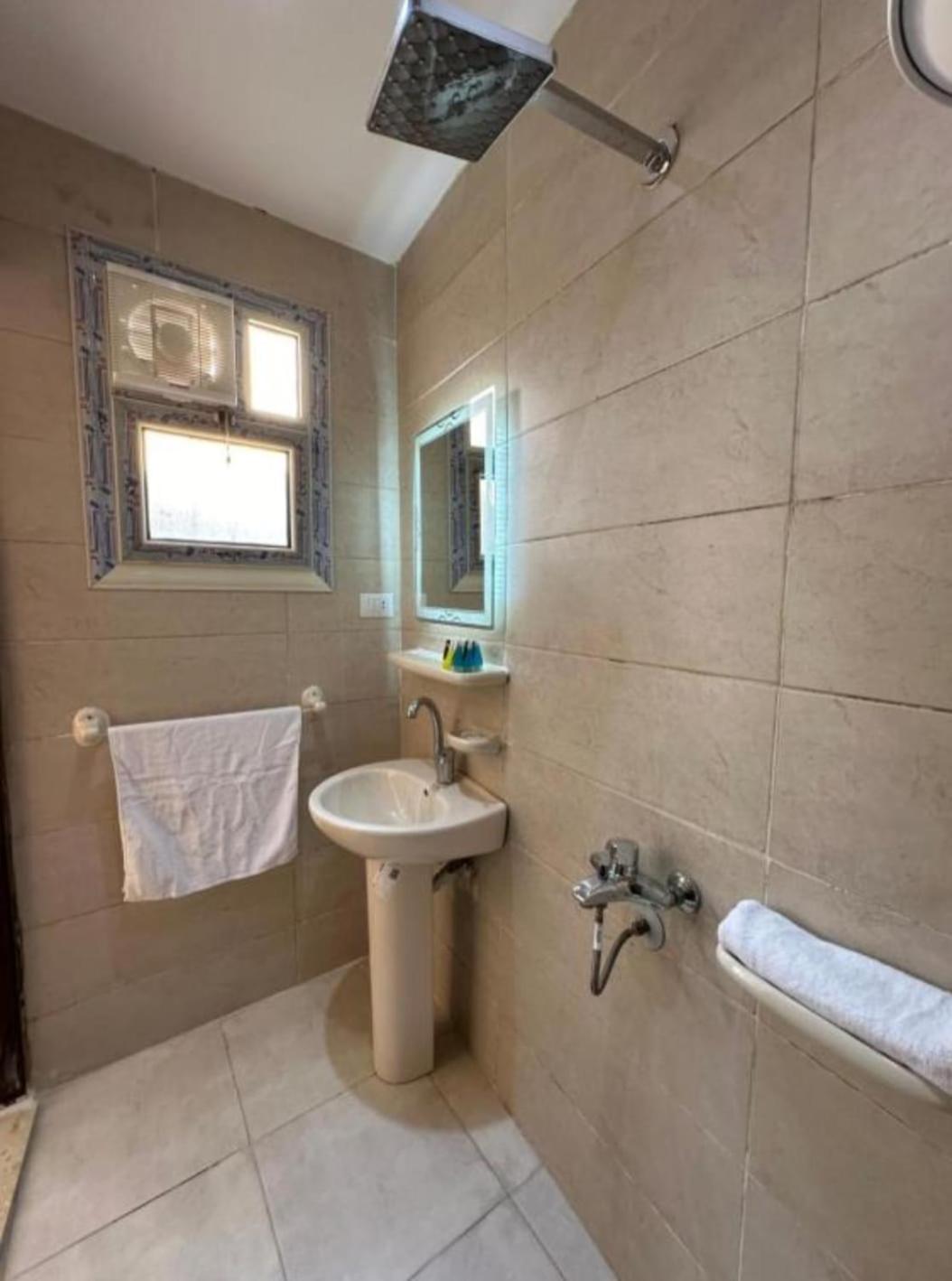 Deluxe Room (2 Adults + 1 Child) photo 1
