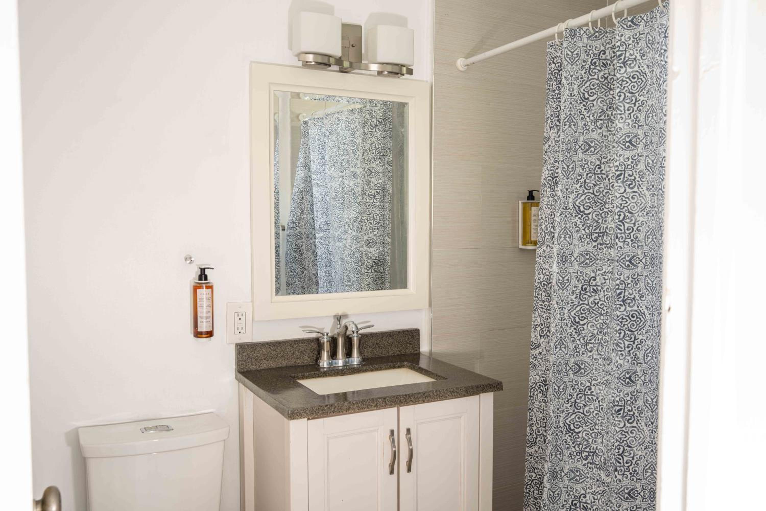 Small Room Shared Bathroom  photo 3