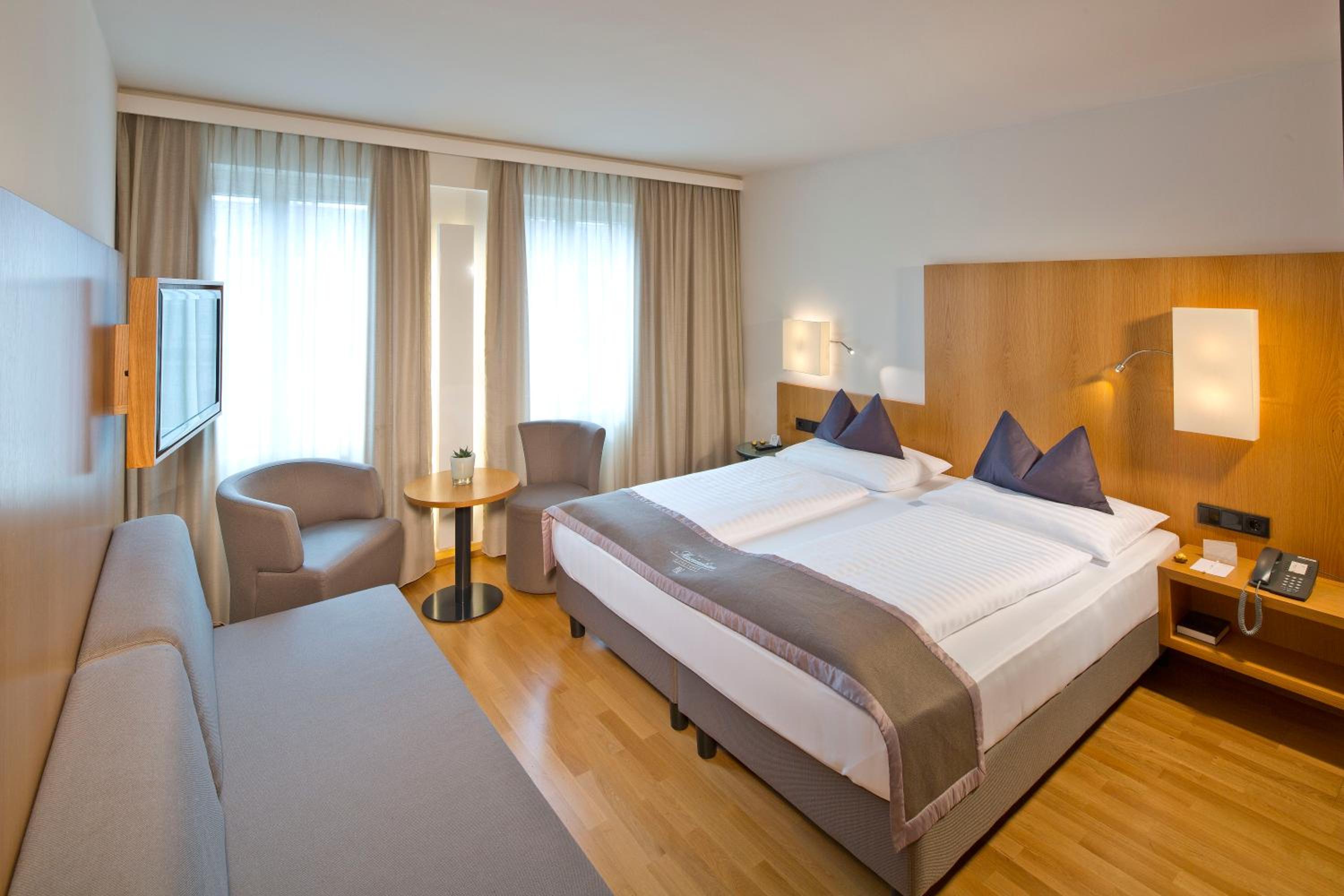 Double or Twin Room with Air Conditioning - Photo 1