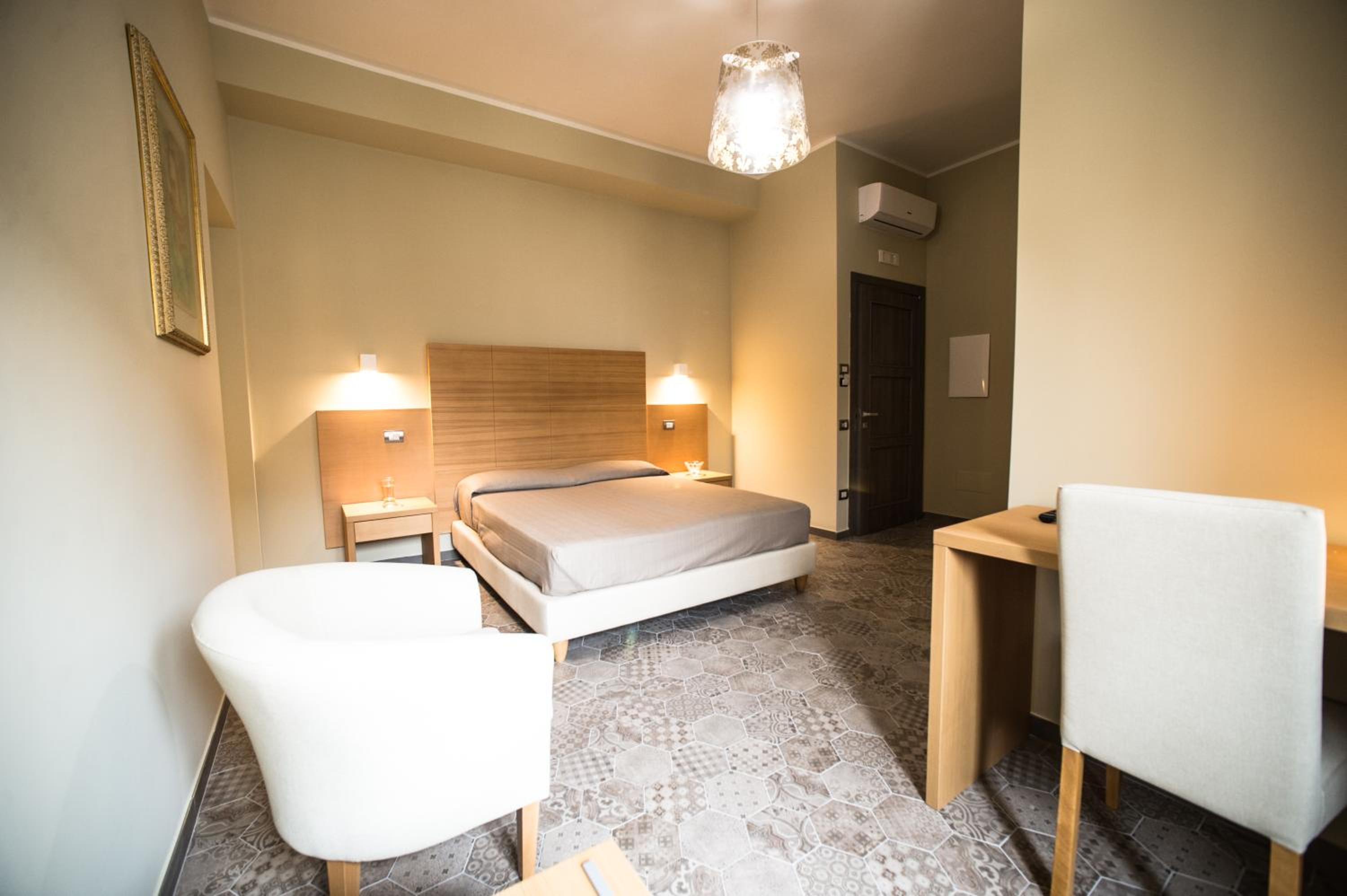 Standard Double Room - Photo 6