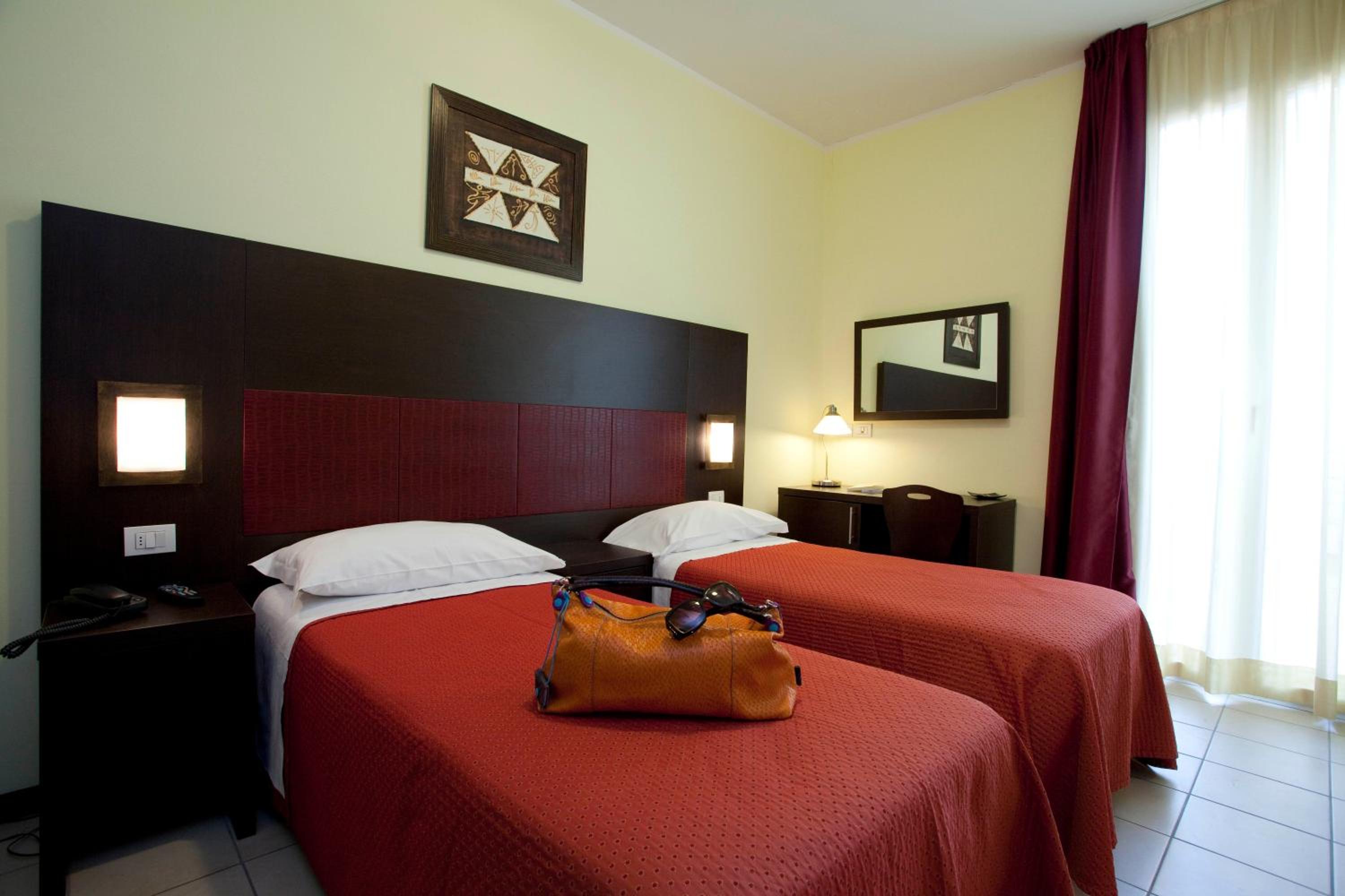 Standard Double or Twin Room - Photo 8