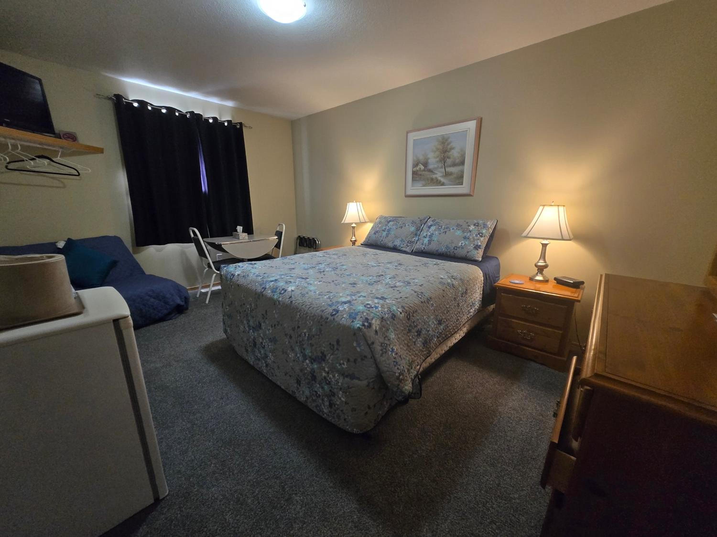 Queen Room photo 2