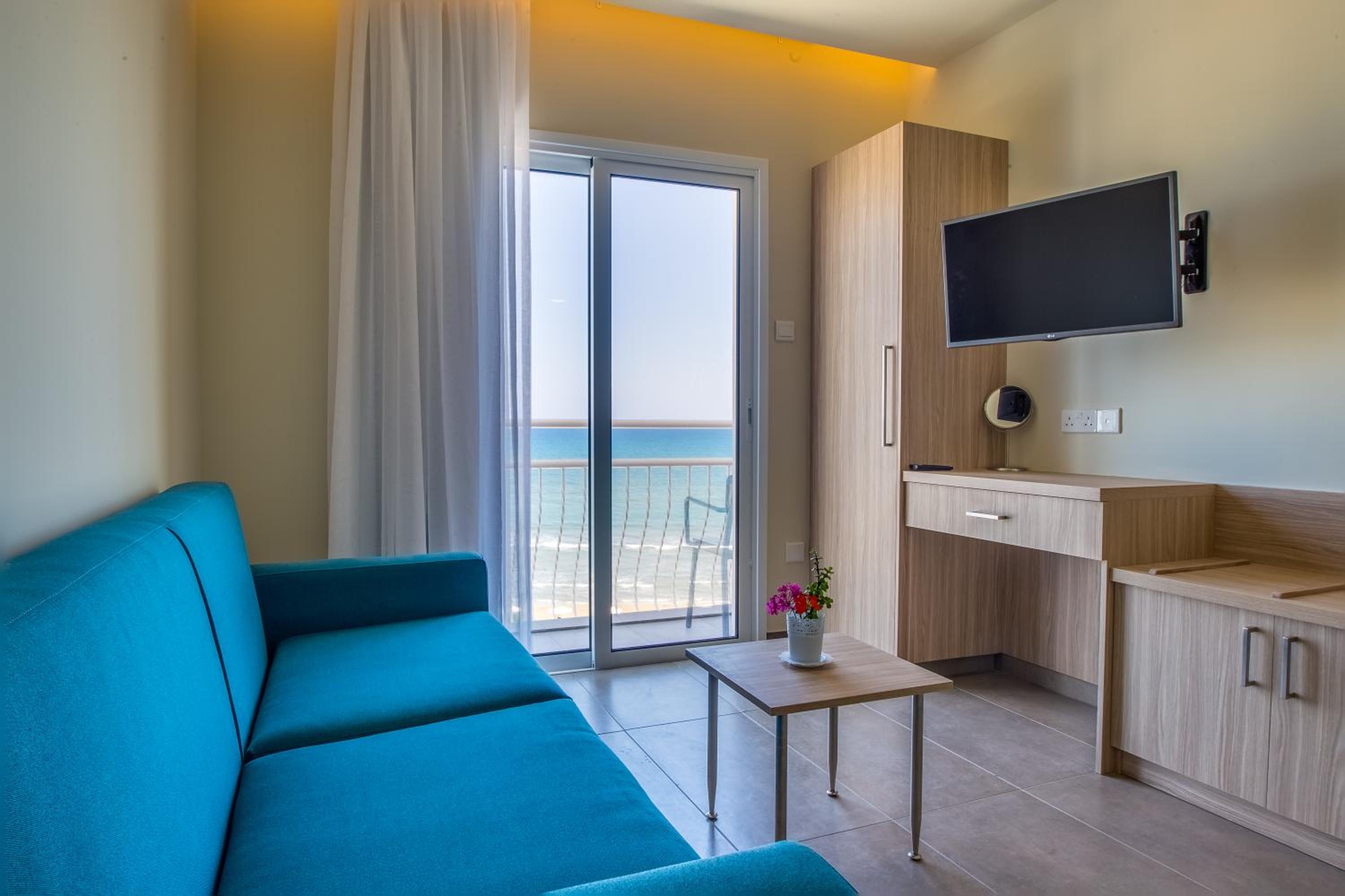 One-Bedroom Apartment with Sea View photo 3