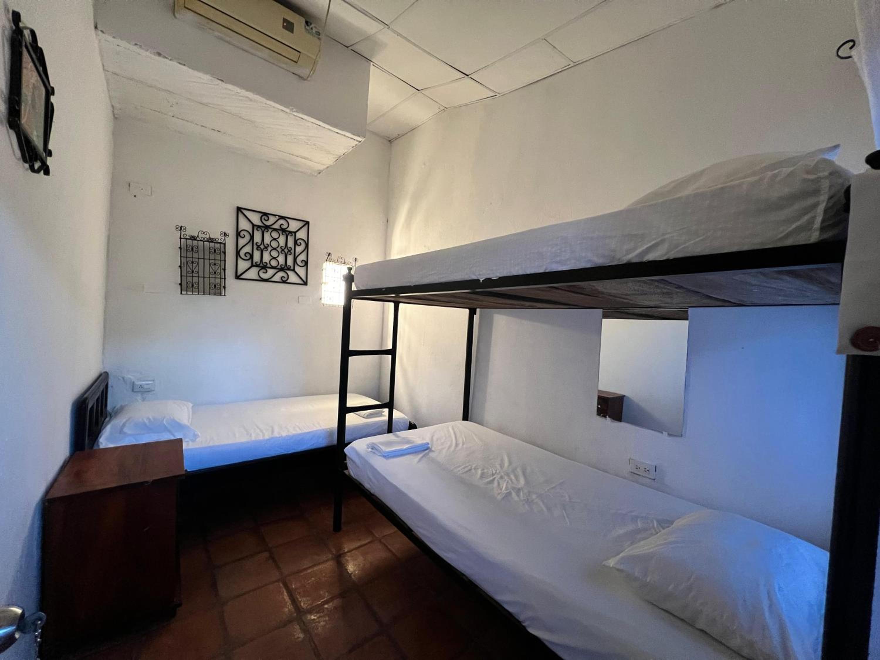 Basic Triple Room with Shared Bathroom photo 2