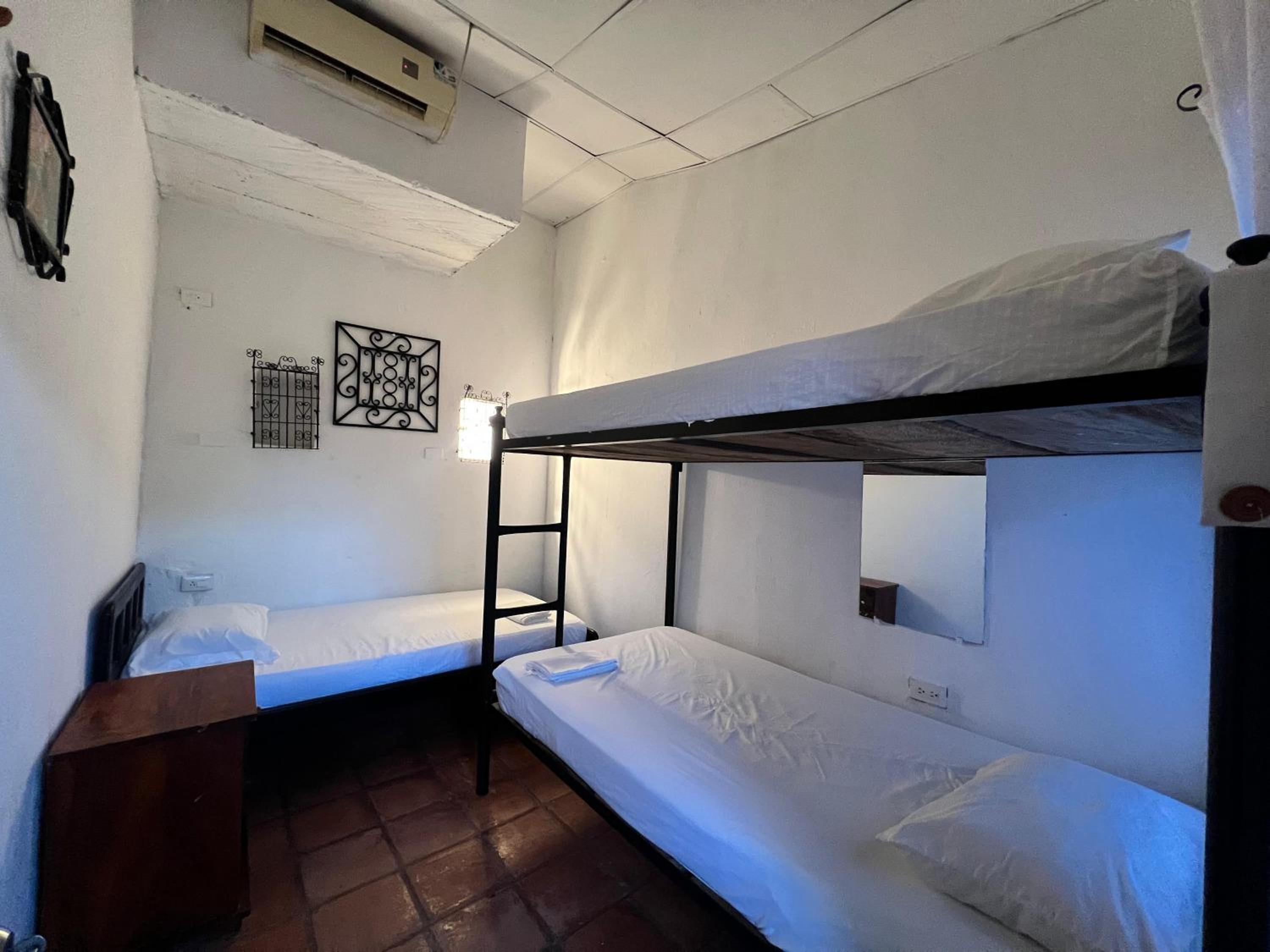 Basic Triple Room with Shared Bathroom photo 1