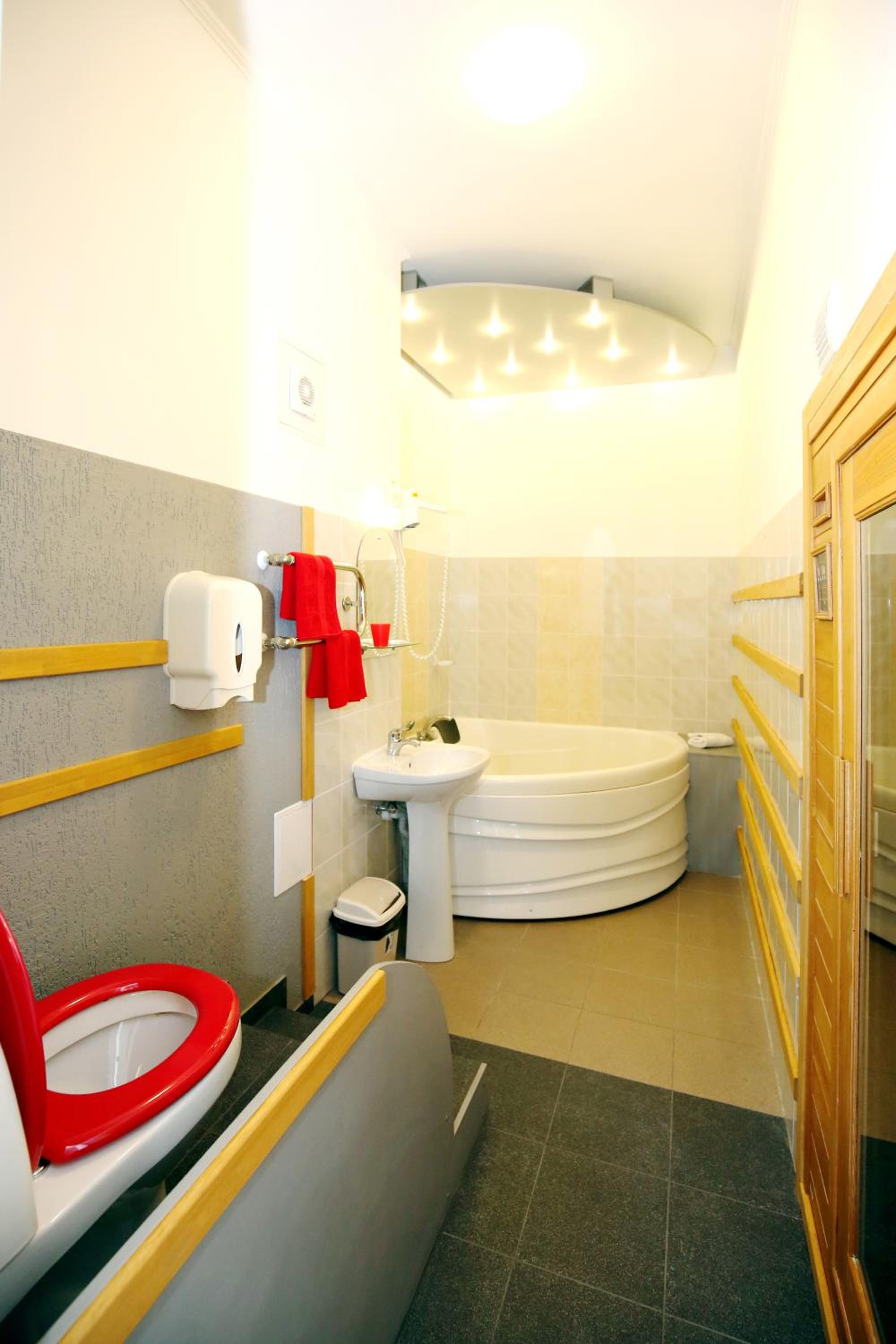 Apartment With Spa Bath photo 3