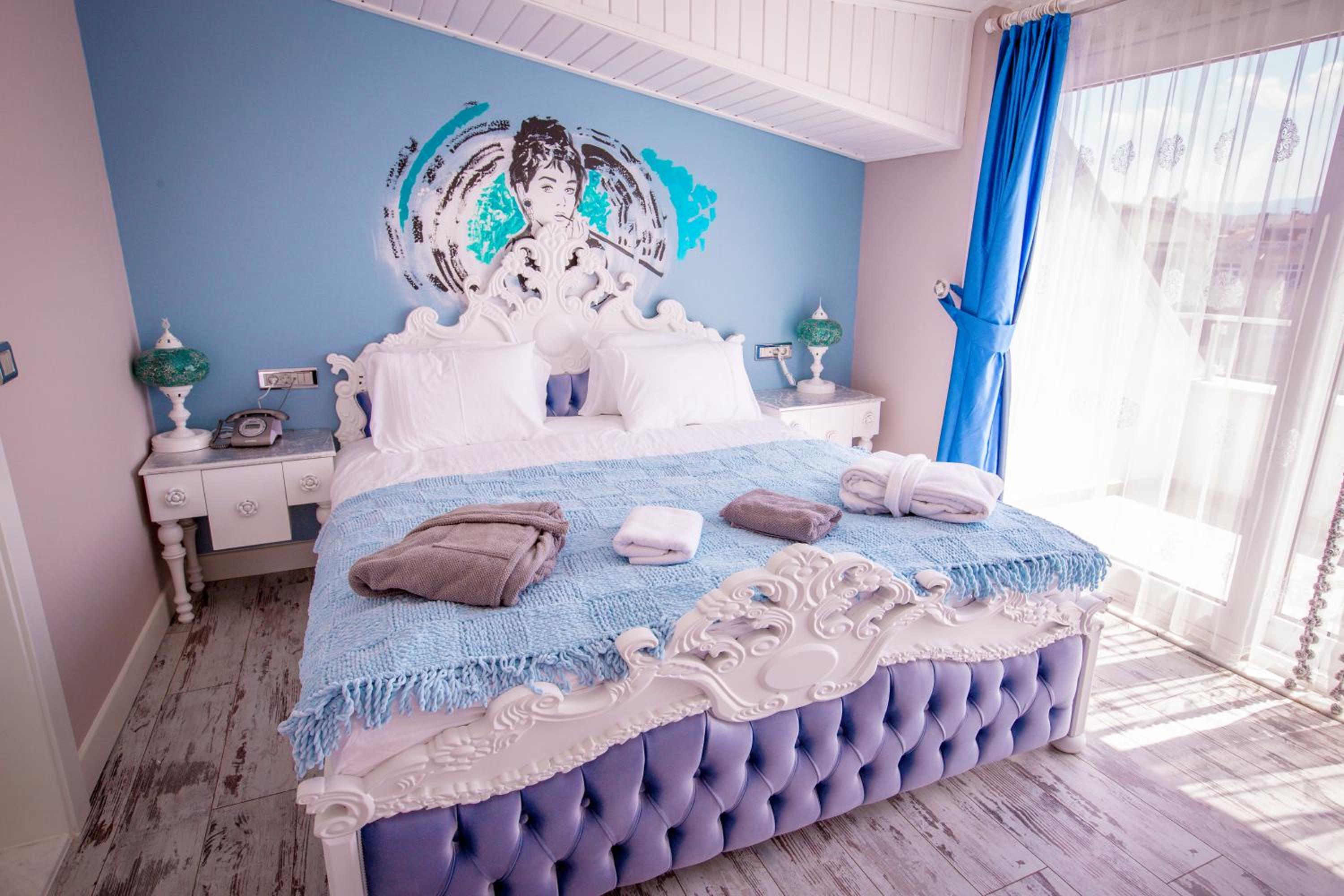 King Suite Room with Lake View photo 2