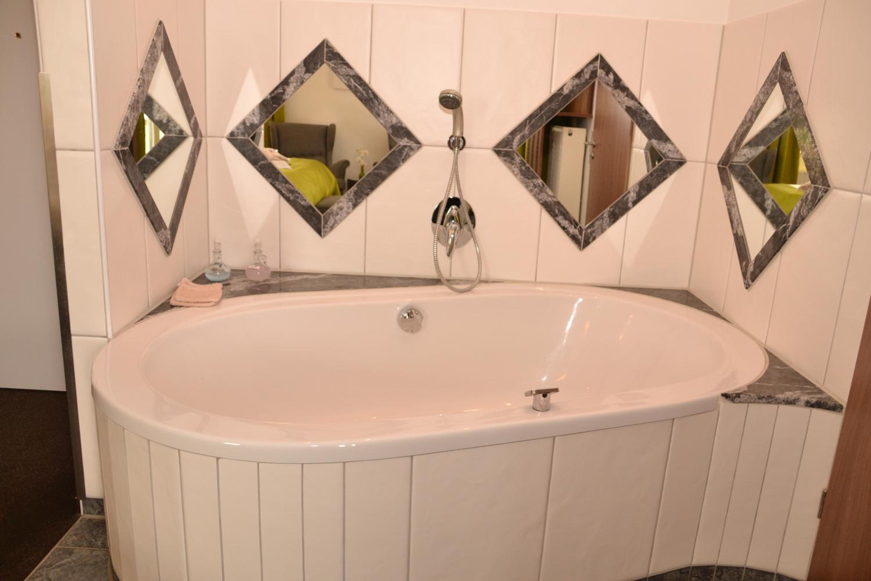 Wellness Suite with Balcony - Photo 3