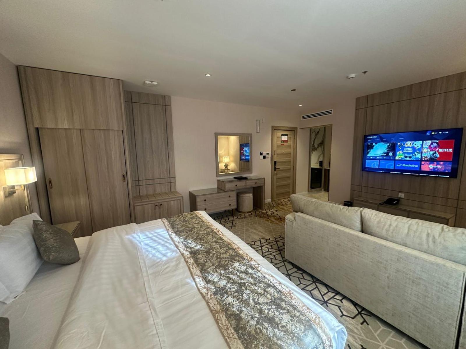 King Studio with Sofa Bed photo 2