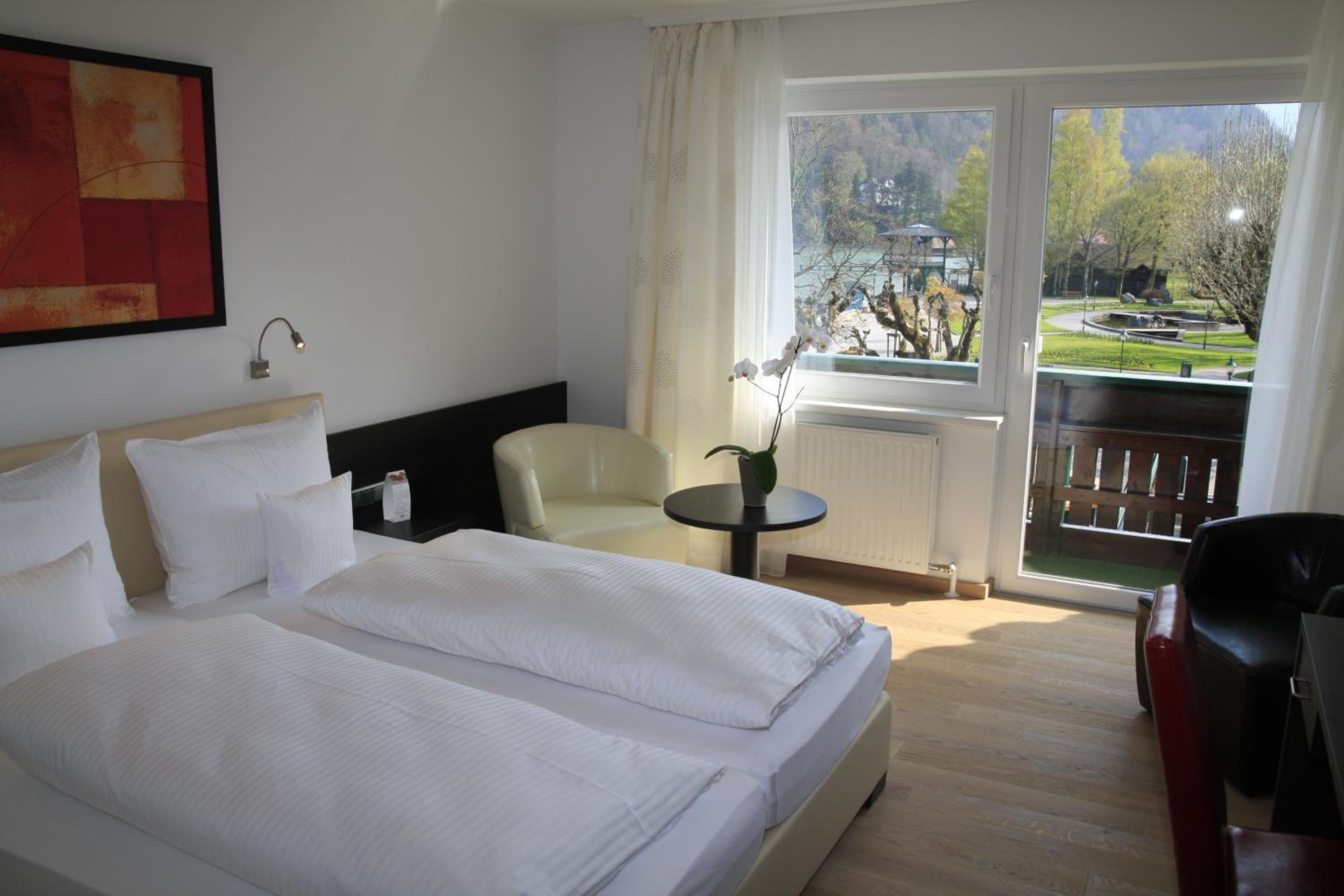 Deluxe Double Room with Balcony and Lake View photo 2