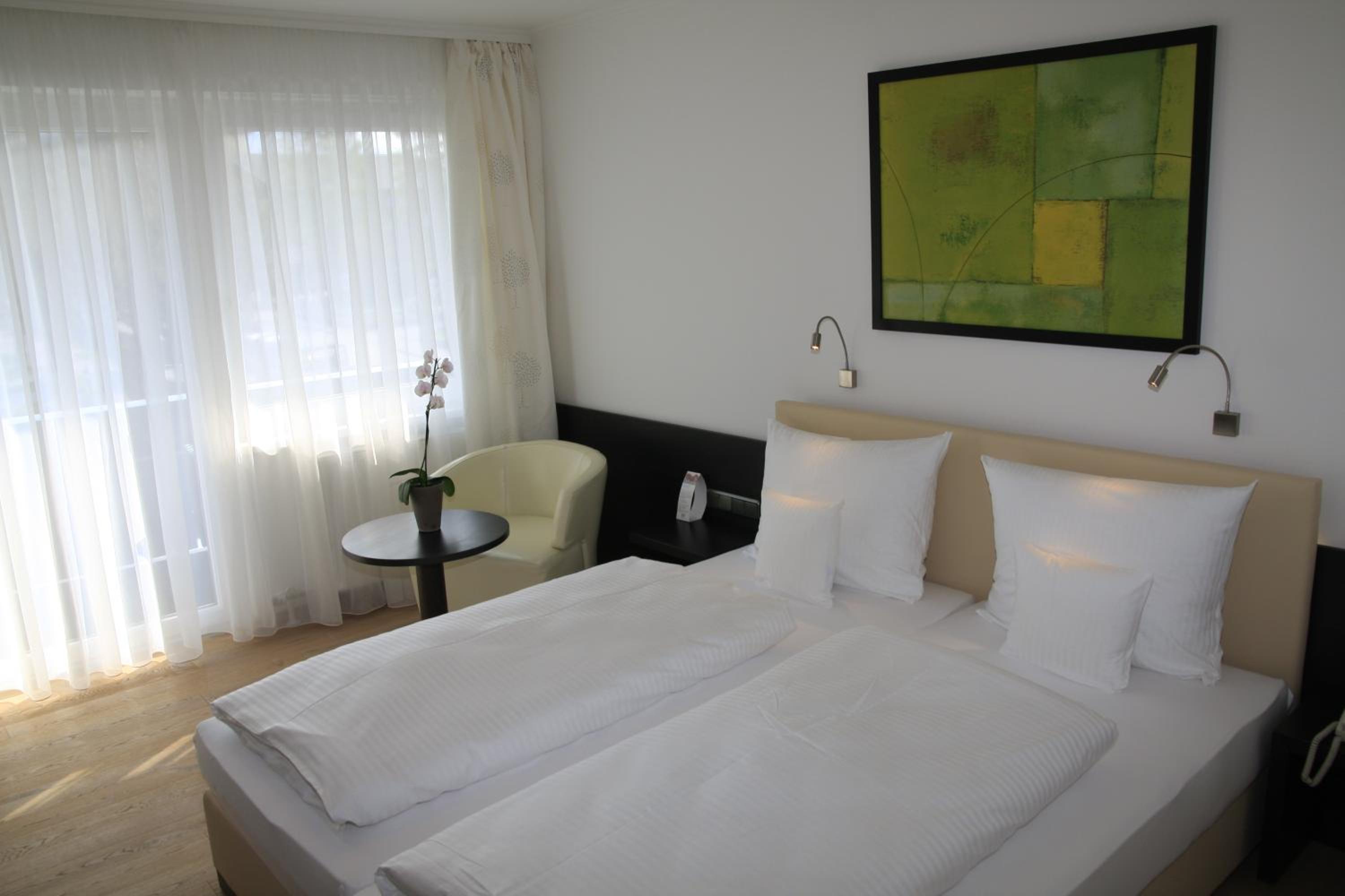 Deluxe Double Room with Balcony and Lake View photo 1