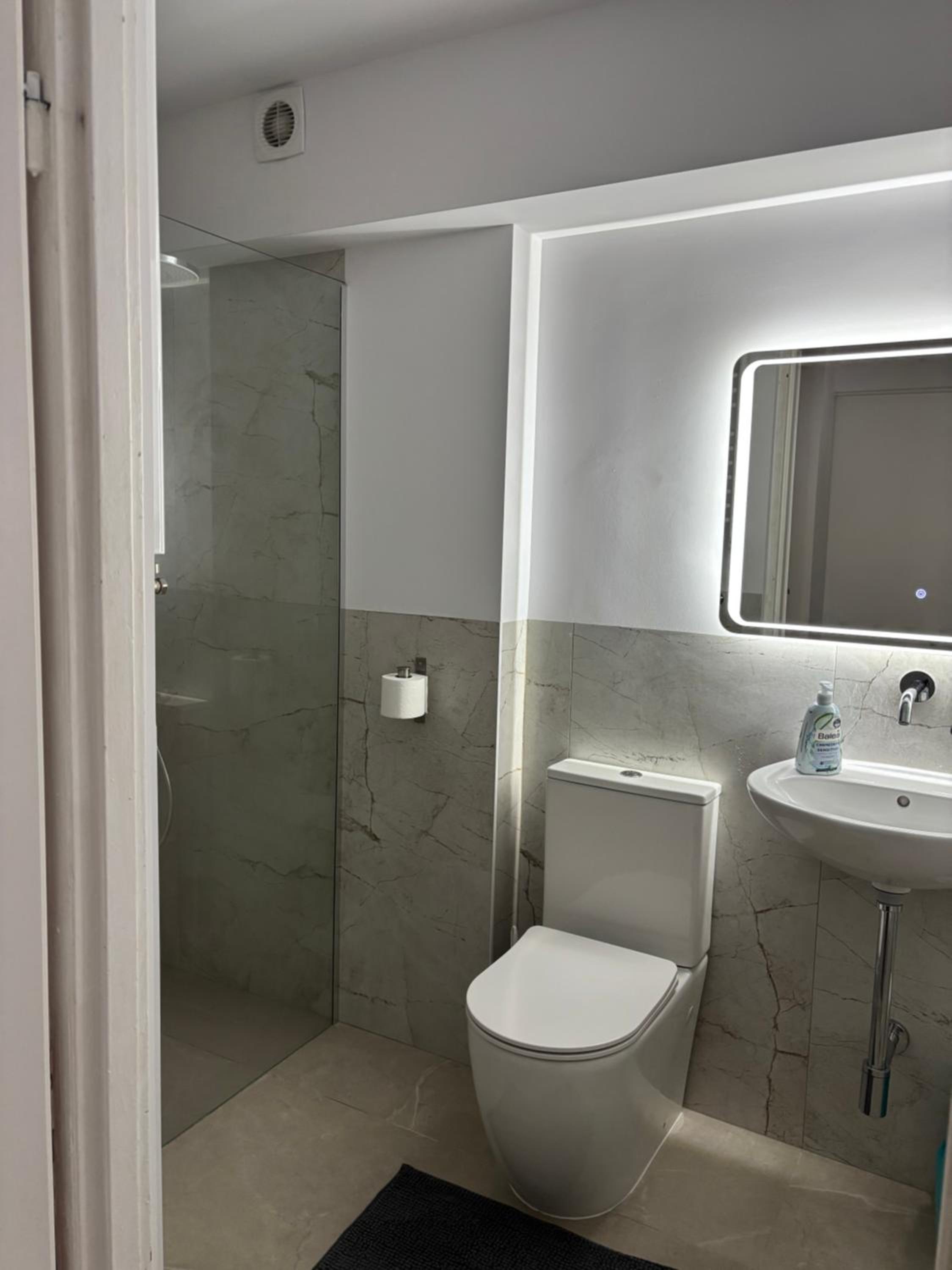Family Room with Shared Bathroom photo 2
