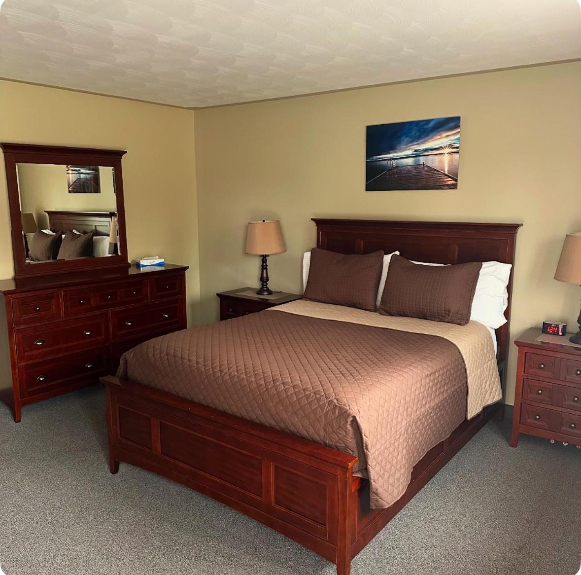 Deluxe Queen Suite photo 1