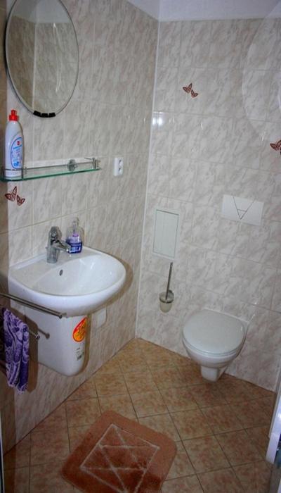 Budget Double Room - Photo 9