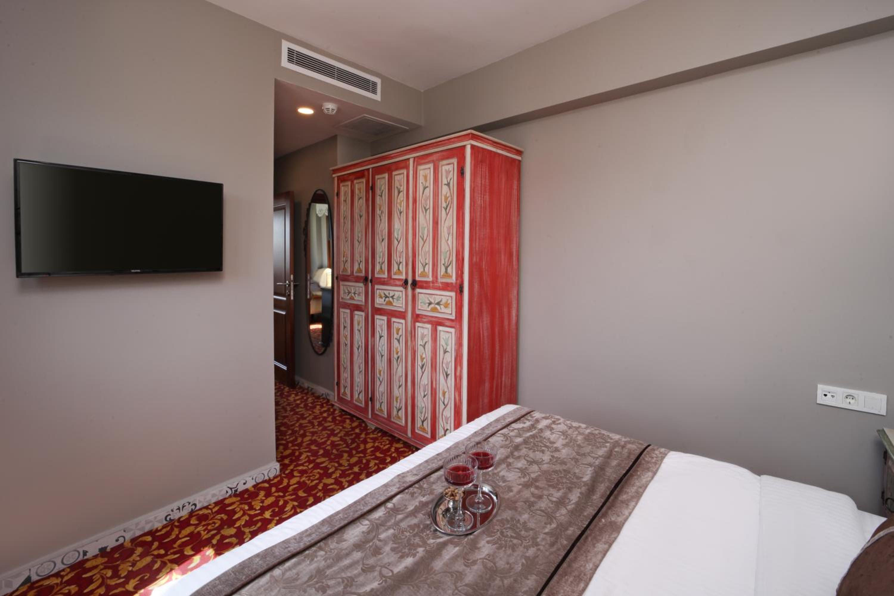Deluxe Queen Room with Two Queen Beds photo 3
