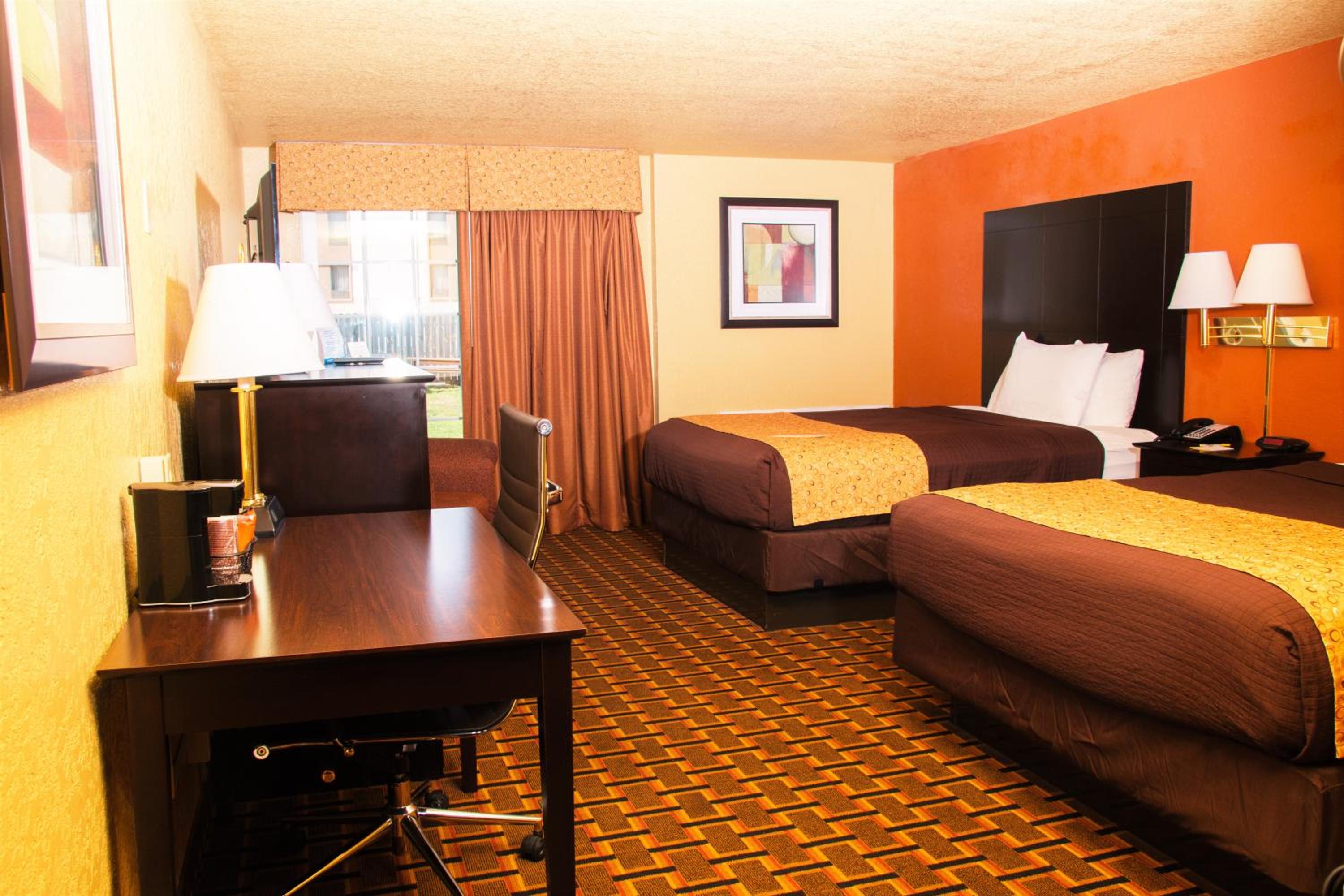 Queen Room with Two Queen Beds - Non-Smoking - Photo 7
