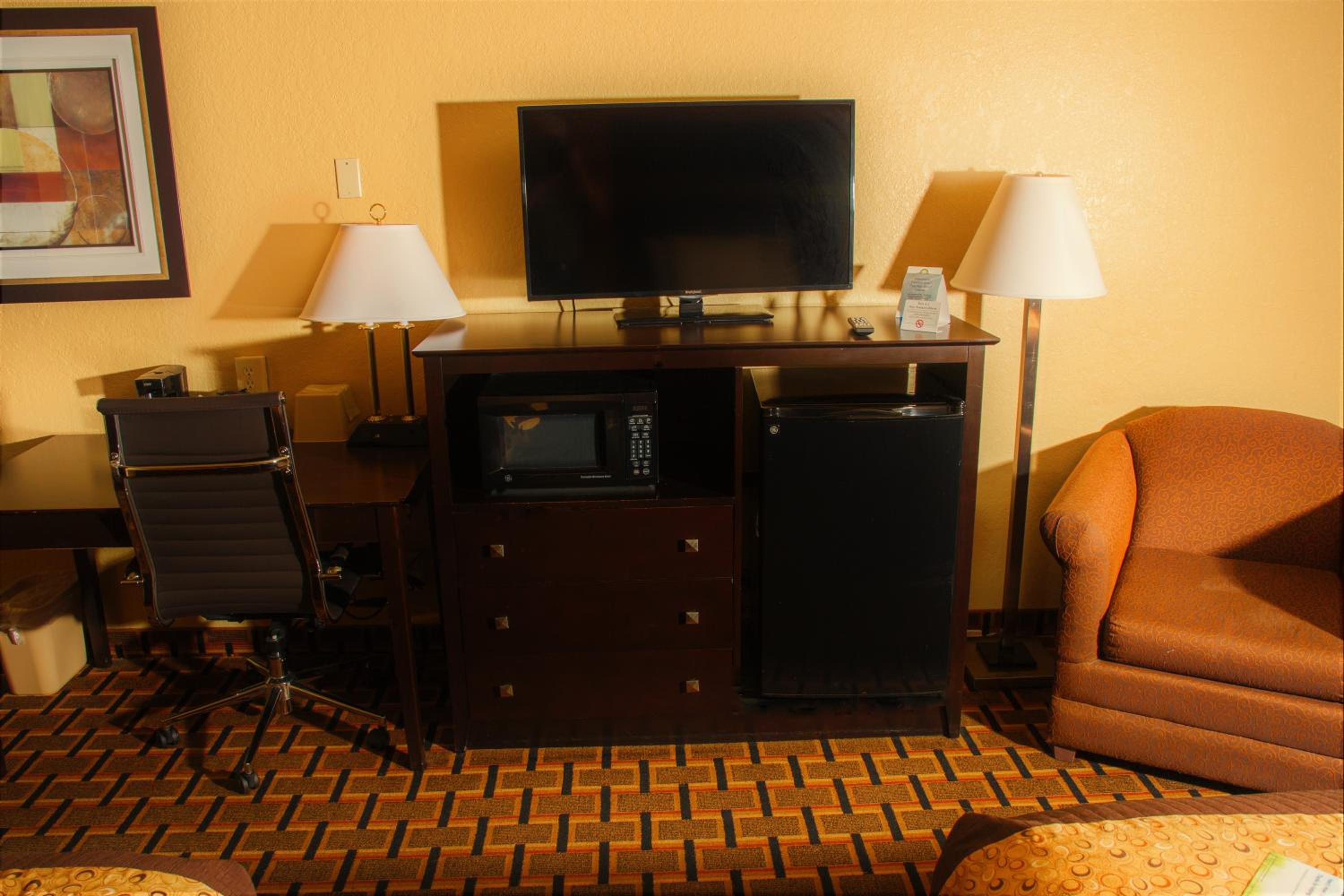 Queen Room with Two Queen Beds - Non-Smoking - Photo 5