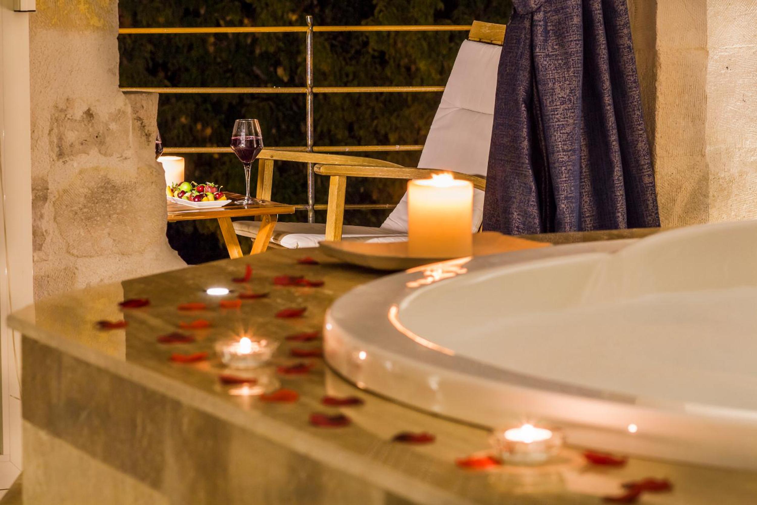 Premium Honeymoon Cave Suite - Photo 7