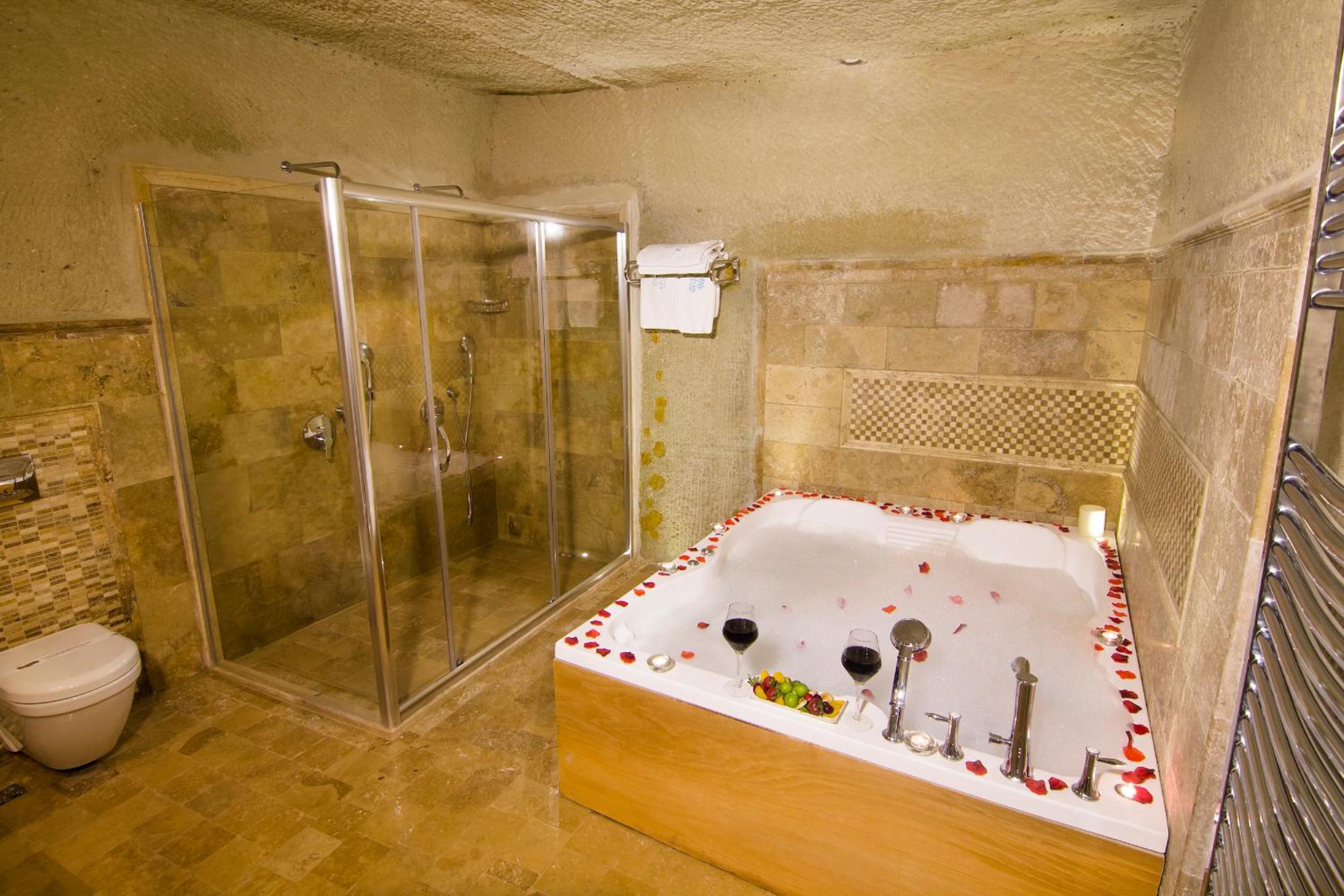 King Room with Balcony - Photo 2