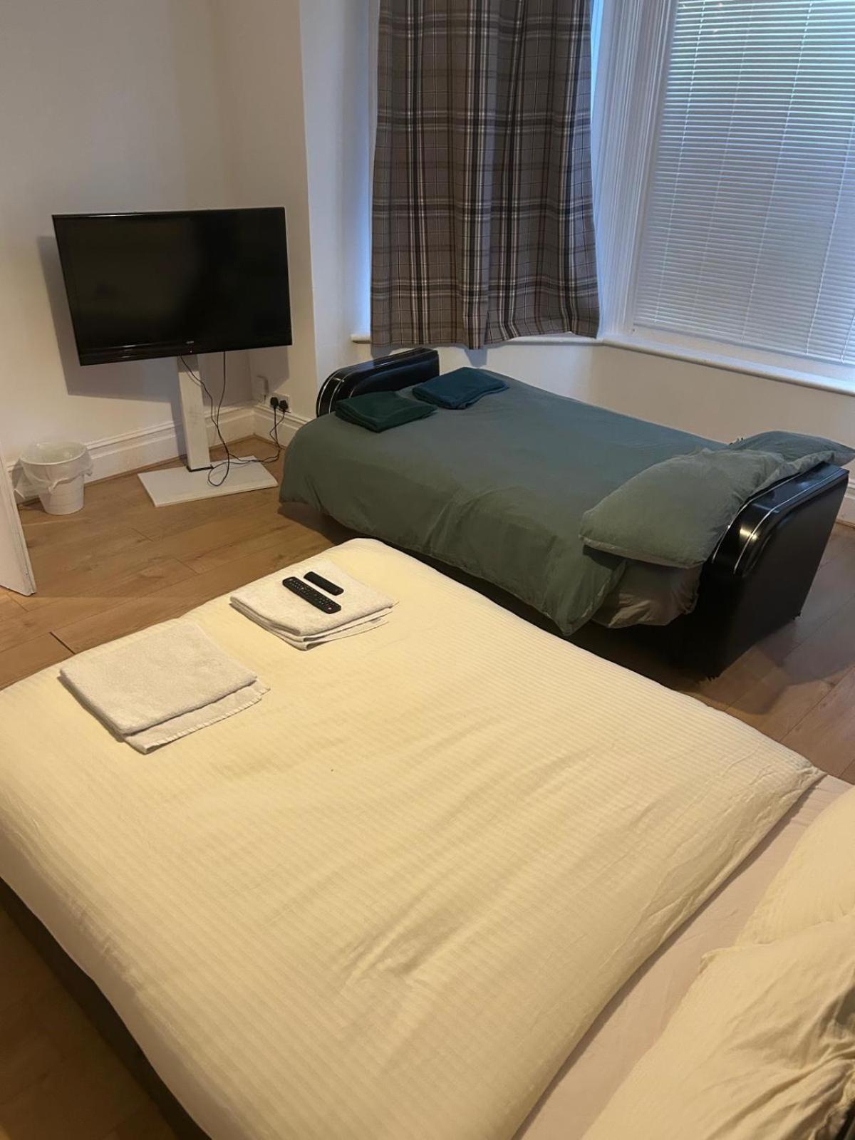 Double Room with Shared Bathroom photo 2