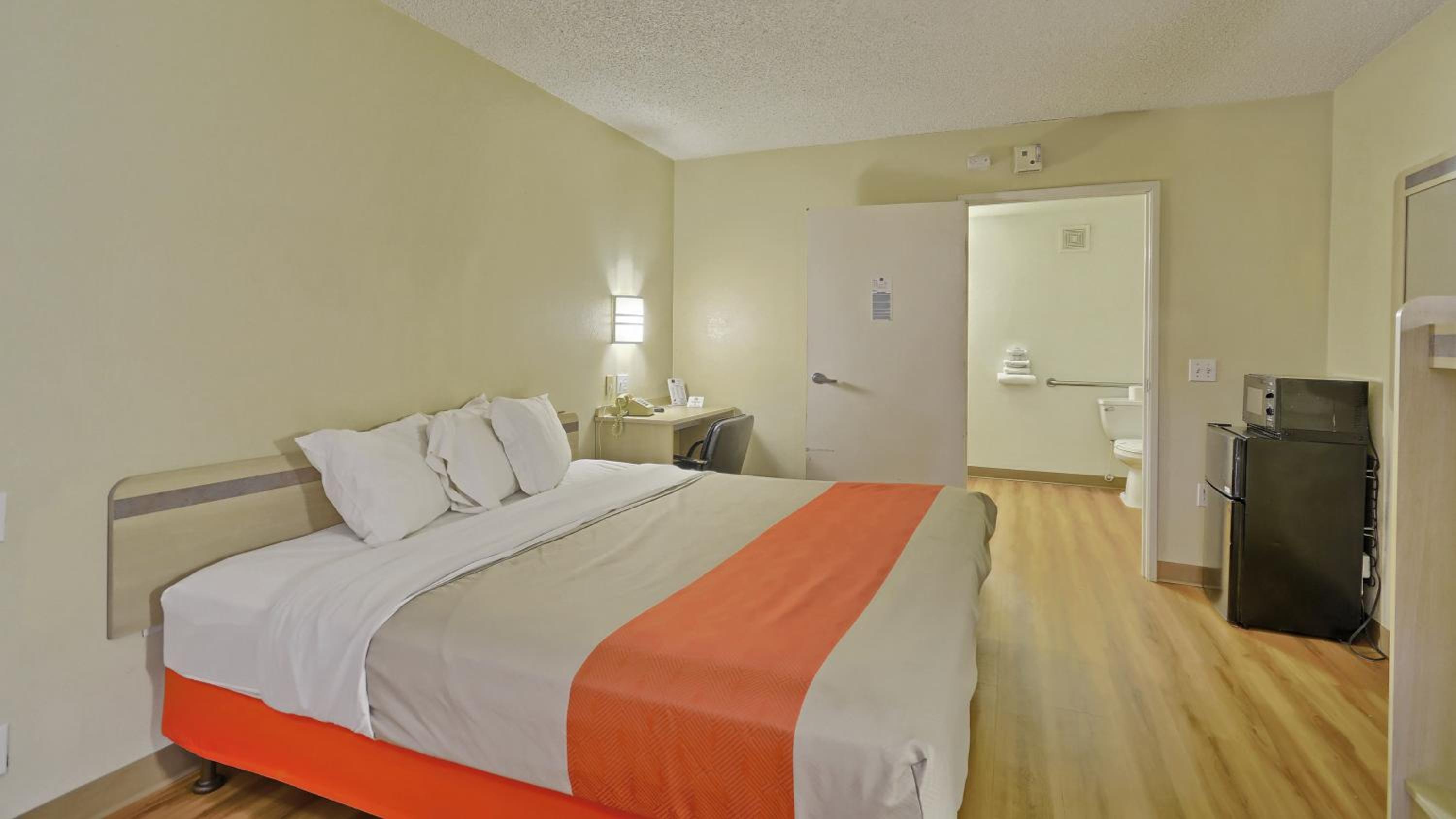 King Room with Tub - Mobility Accessible/Smoking photo 2