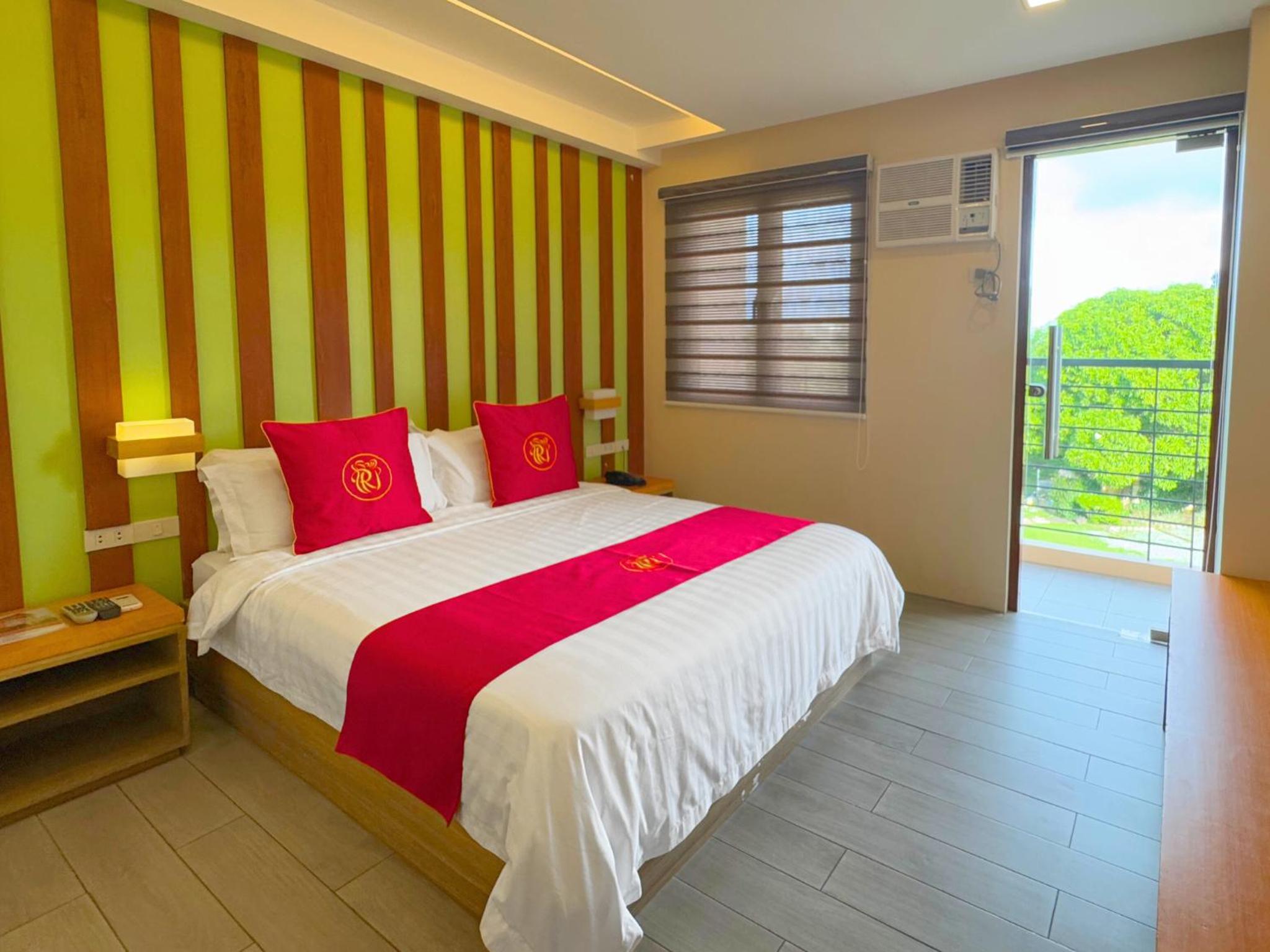 Queen Room with Balcony photo 3