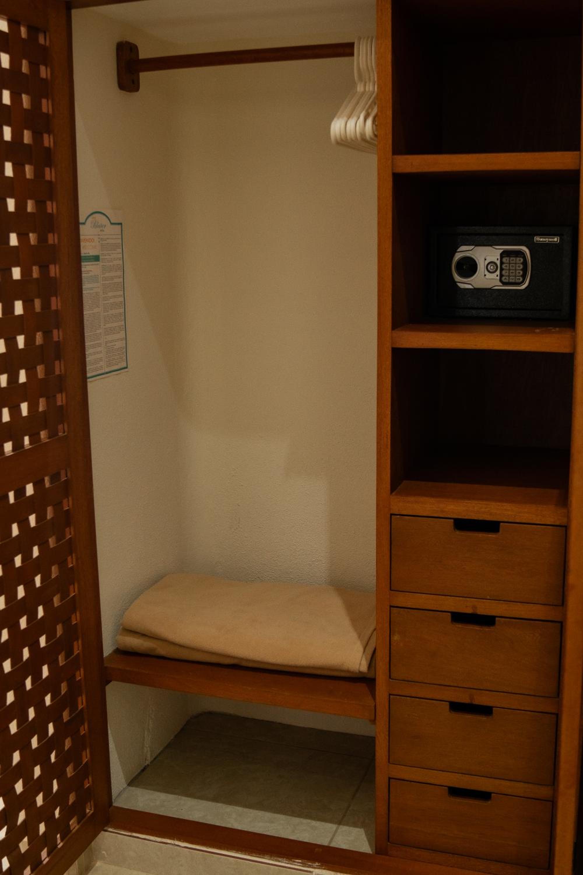 Deluxe Double Room with Side Sea View photo 2