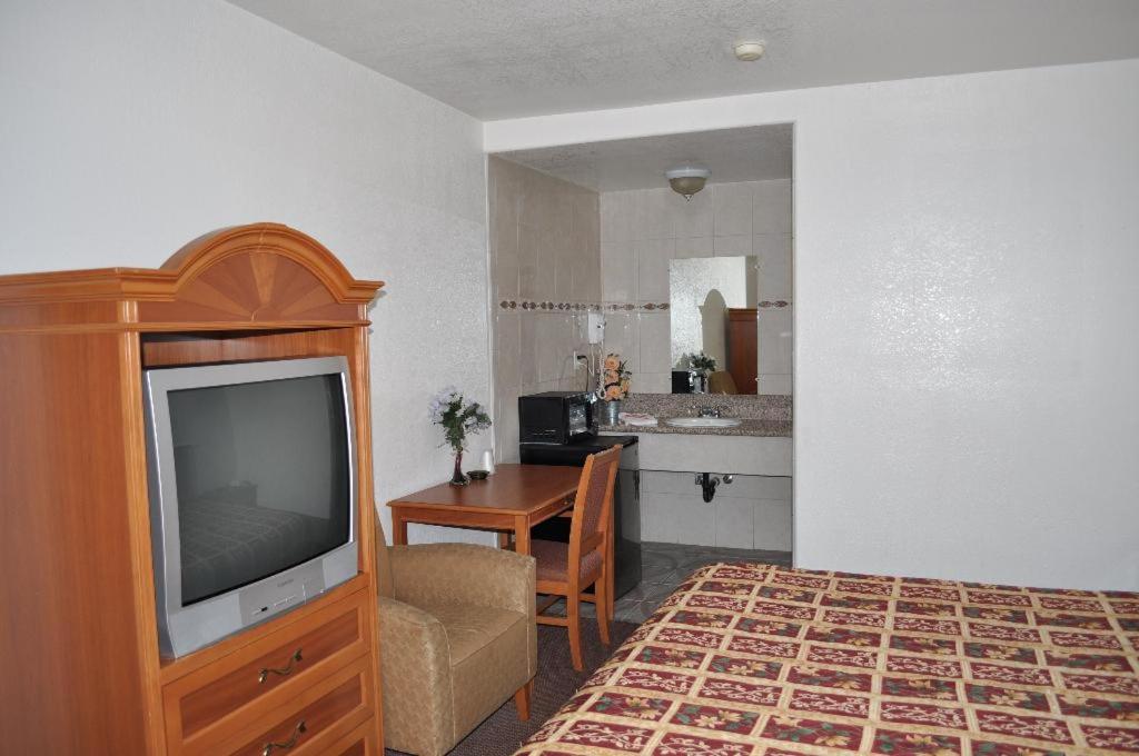 Deluxe King Room - Photo 6