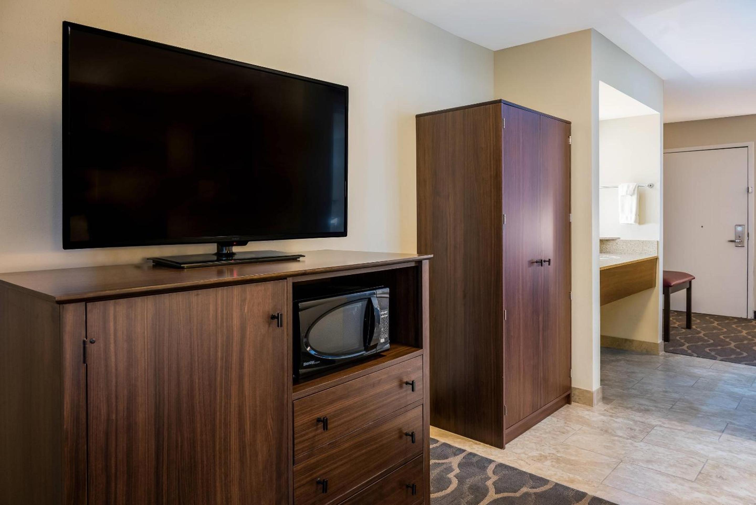 Queen Room with Roll-In Shower - Disability Access/Non Smoking - Photo 4