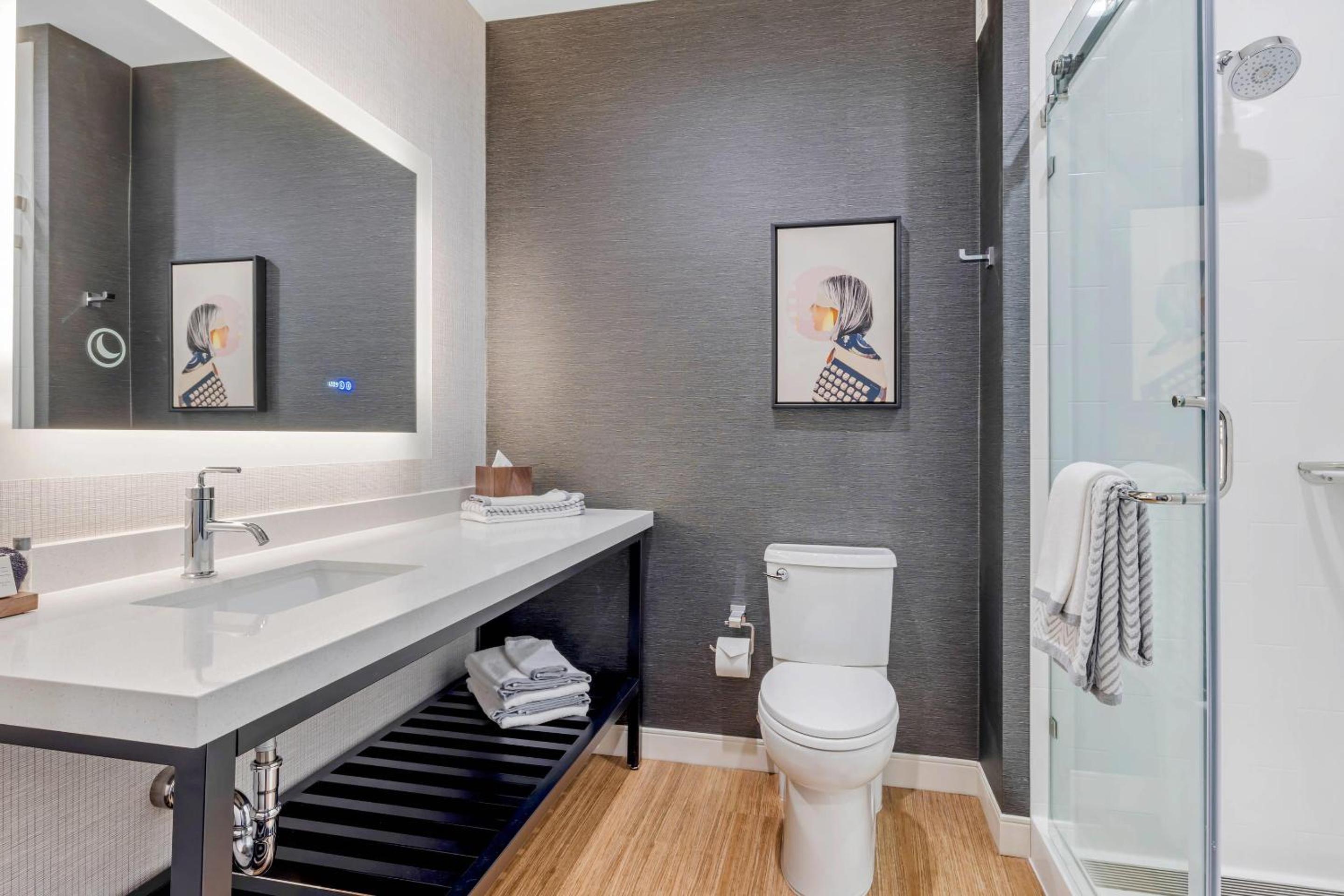 Superior King Suite - Non-Smoking - Photo 2