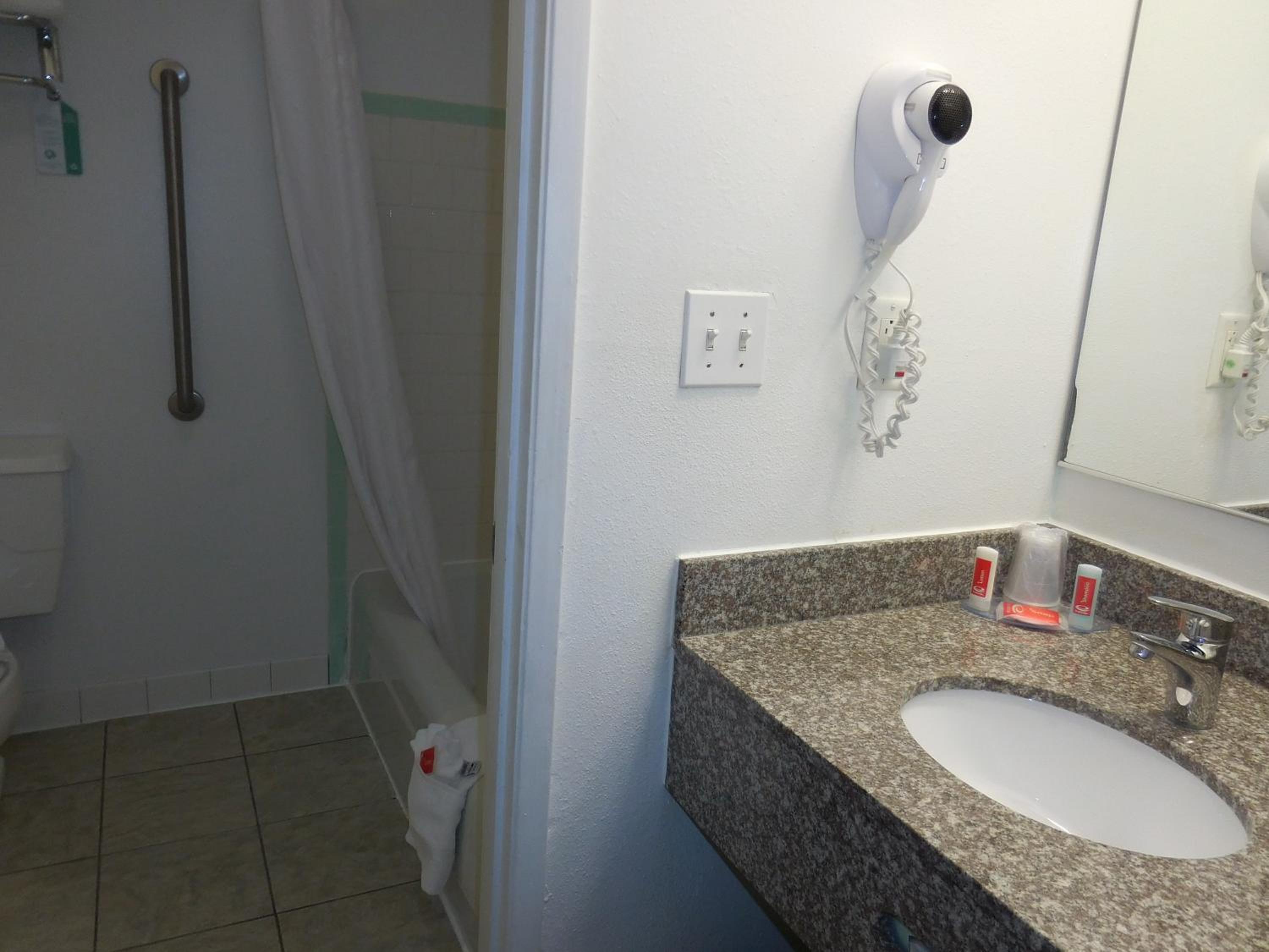Queen Room with Ocean View - Non-Smoking photo 3