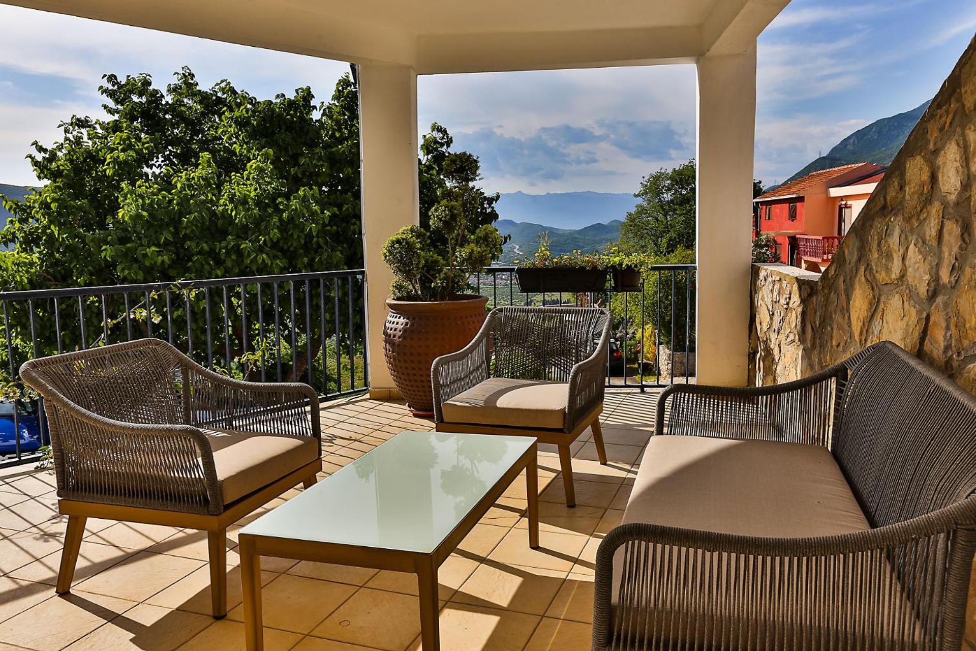 One-Bedroom Apartment with Terrace photo 2