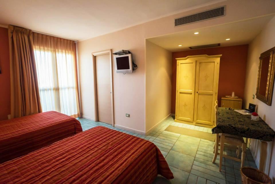 Standard Double or Twin Room with Sea View - Photo 7