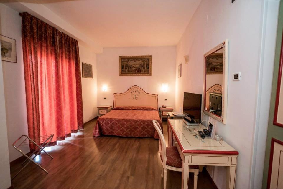 Standard Double or Twin Room with Sea View - Photo 5
