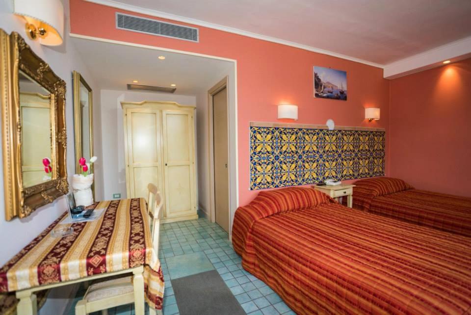 Standard Double or Twin Room with Sea View - Photo 6