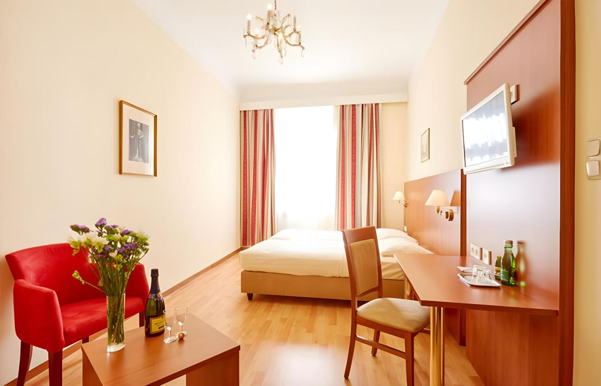 Basic Double Room to the courtyard side